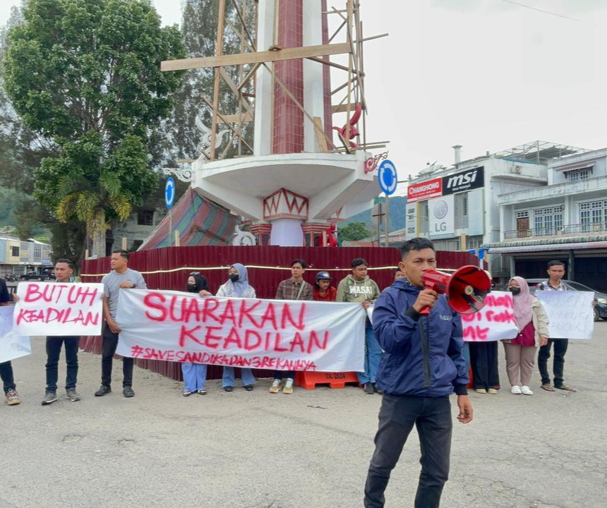 GELAR AKSI: Massa melakukan aksi di Simpang Lima Takengon, memprotes mahasiswa yang ditetapkan sebagai tersangka usai menangkap pencuri.