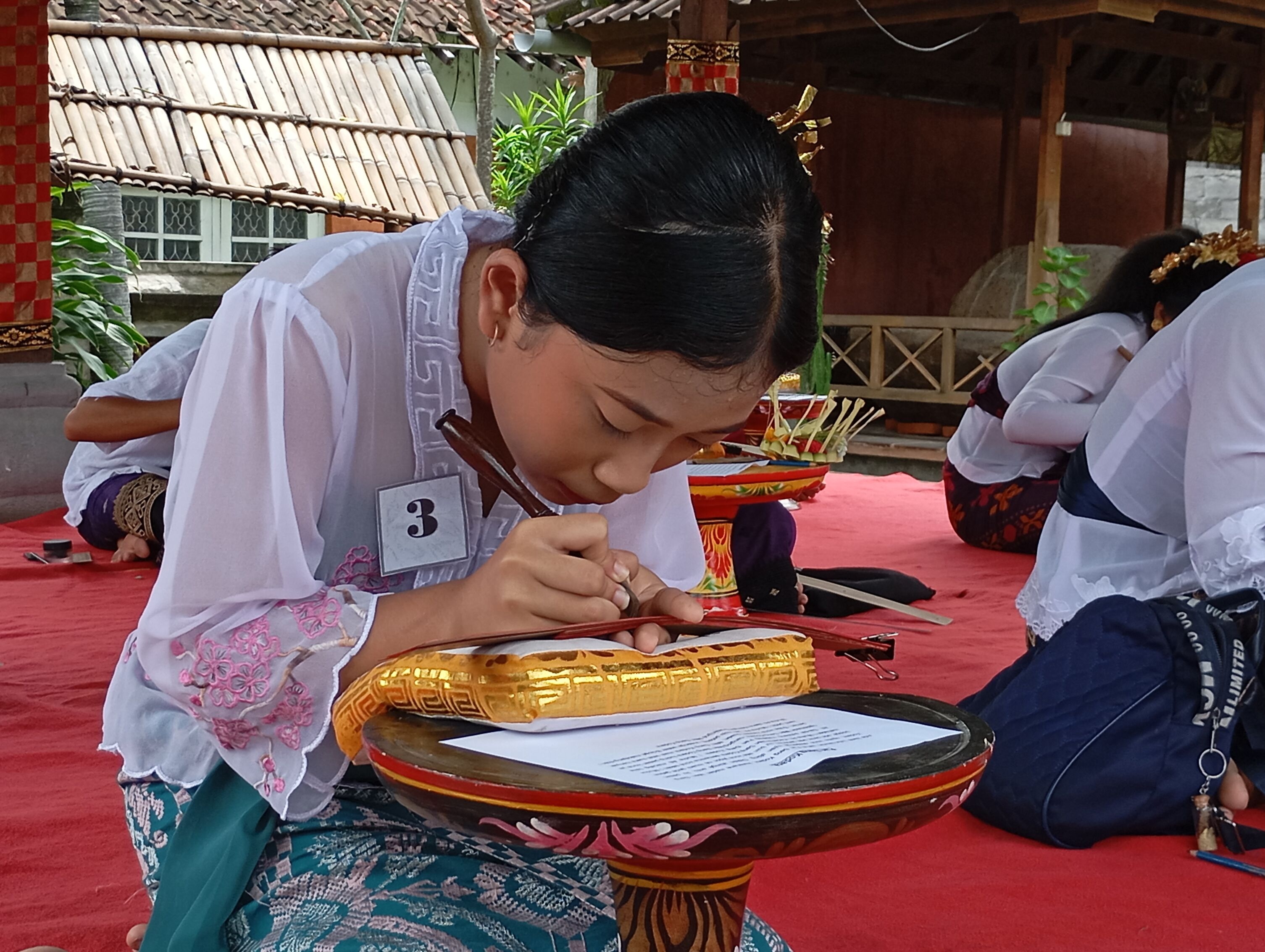 NYURAT AKSARA: Lomba nyurat aksara Bali pada lontar yang diselenggarakan serangkaian Bulan Bahasa Bali, tahun 2025 lalu.