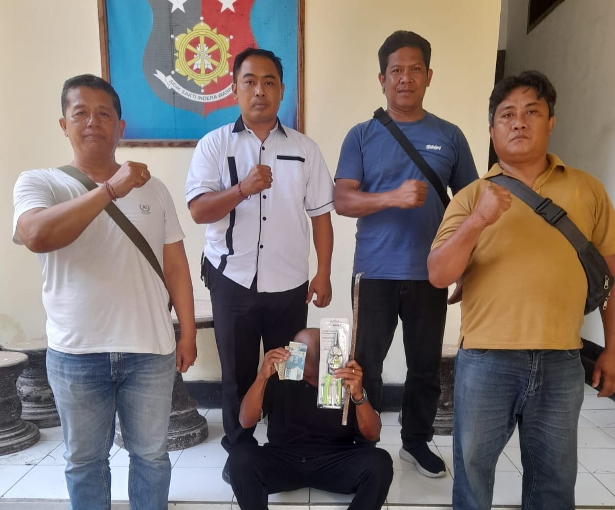TERTANGKAP BASAH: Polisi menangkap Wayan S alias Yan Amo (jongkok). Dia membobol rumah warga Desa Tamblang.