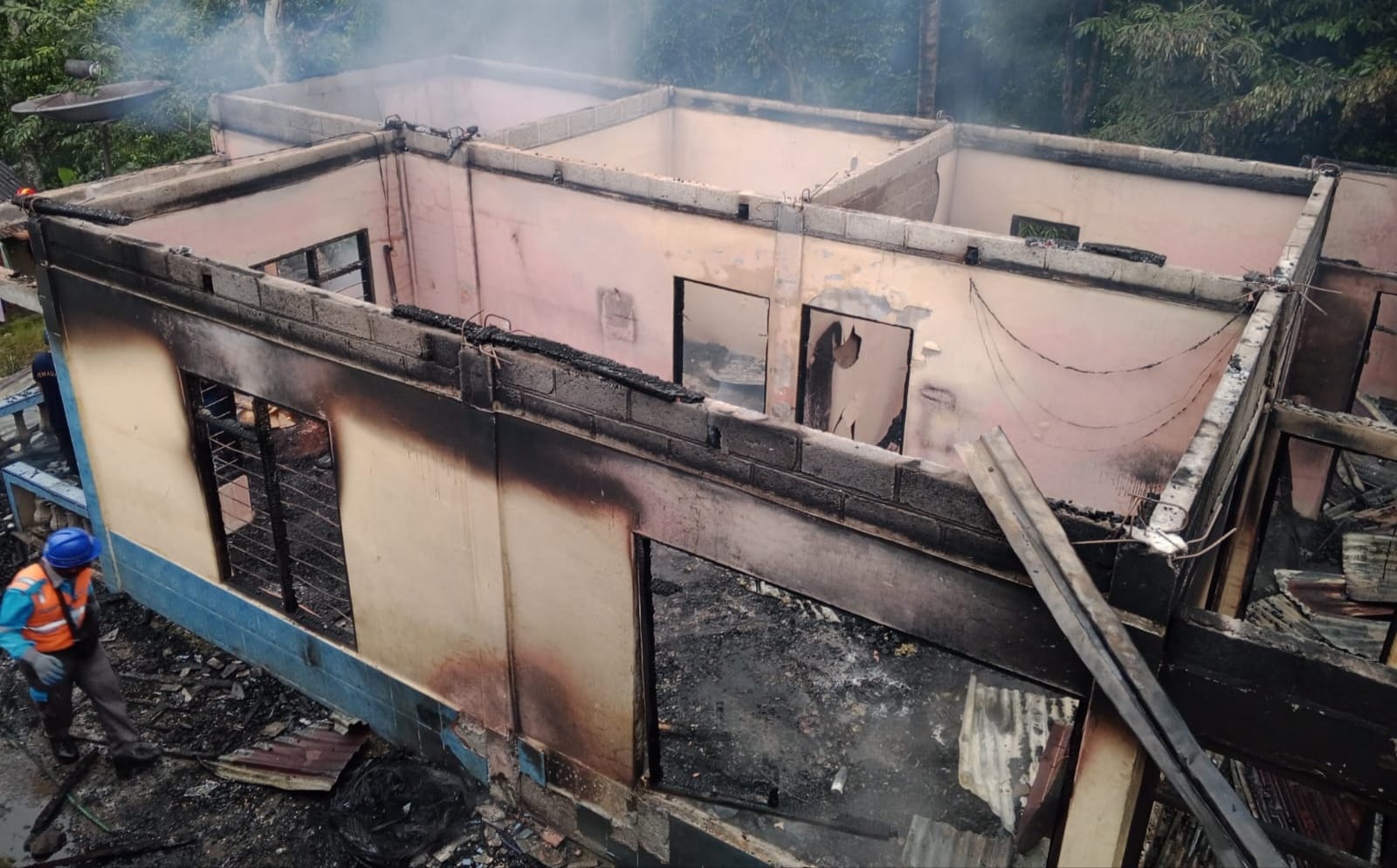 HANGUS: Rumah di Desa Pegayaman, Buleleng, hangus terbakar.