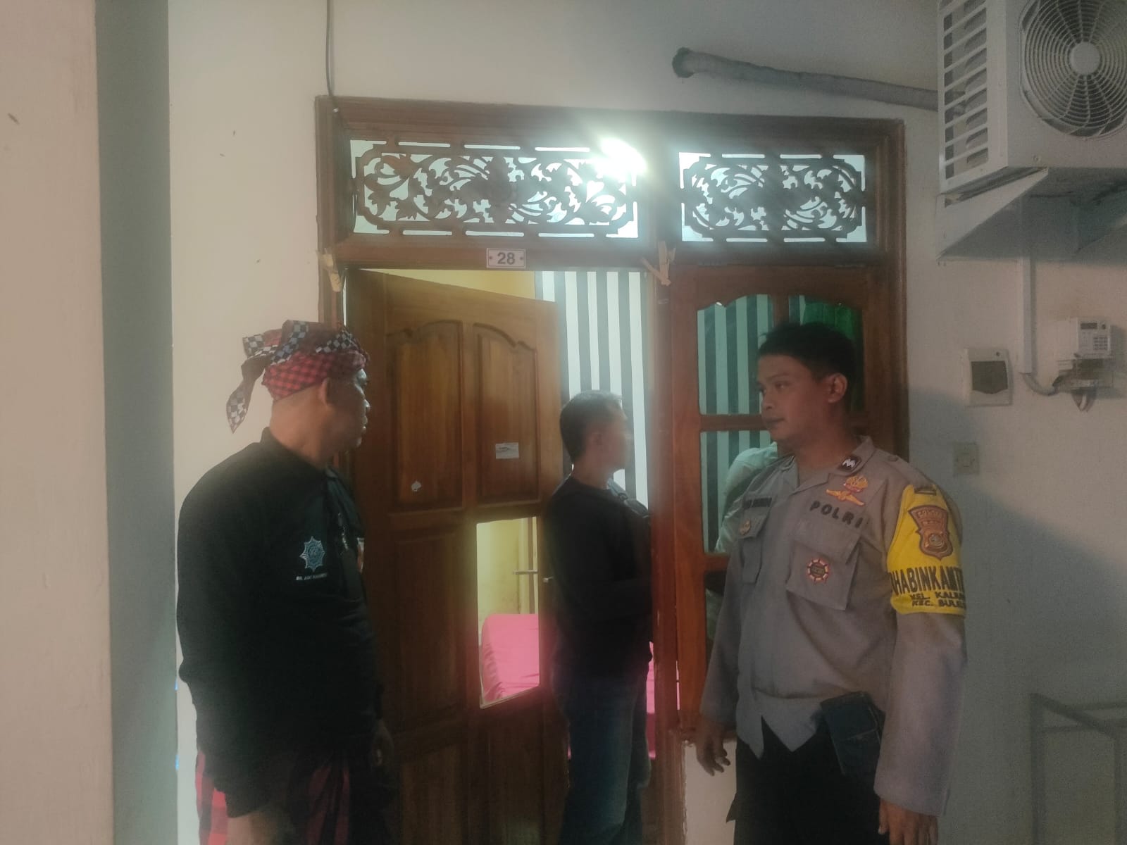 CEK TKP: Aparat kepolisian melakukan pengecekan TKP di rumah kost yang terletak di Jalan Anggrek, Singaraja.