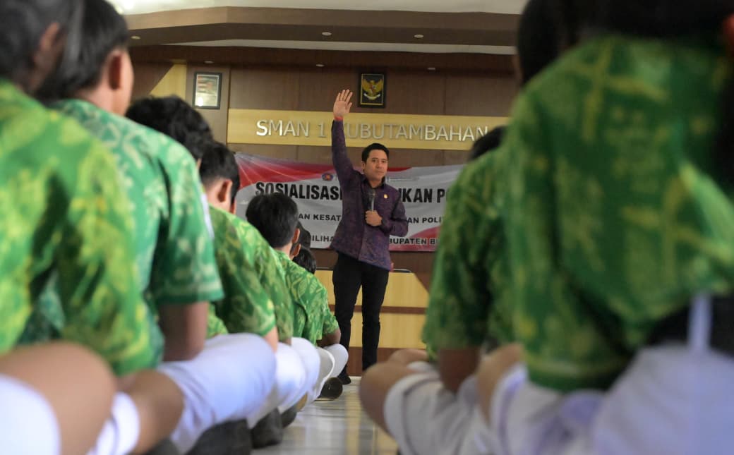 PENDIDIKAN DEMOKRASI: Komisioner KPU Buleleng, Putu Arya Suarnata memberikan pendidikan demokrasi kepada para siswa di SMAN 1 Kubutambahan.