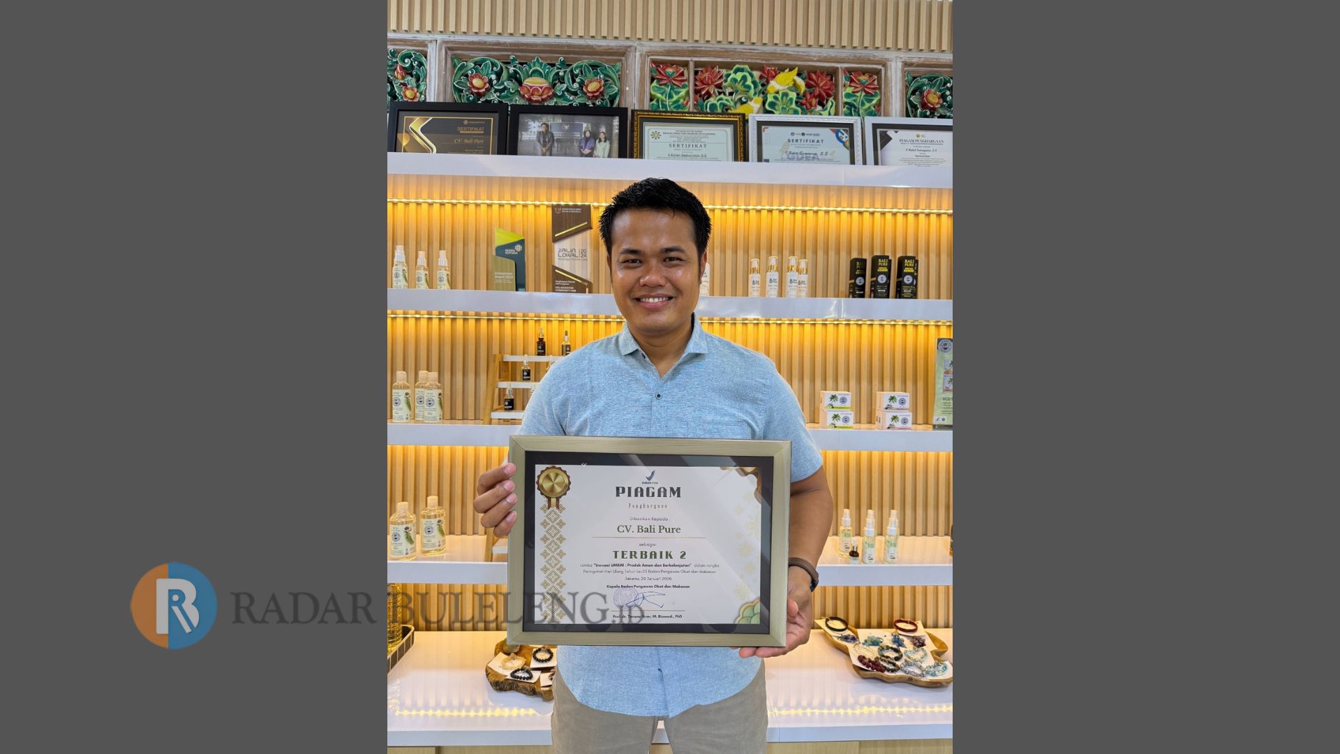 RAIH PRESTASI: Owner UMKM Bali Pure, Ketut Sumayana menunjukkan piagam penghargaan dari BPOM.