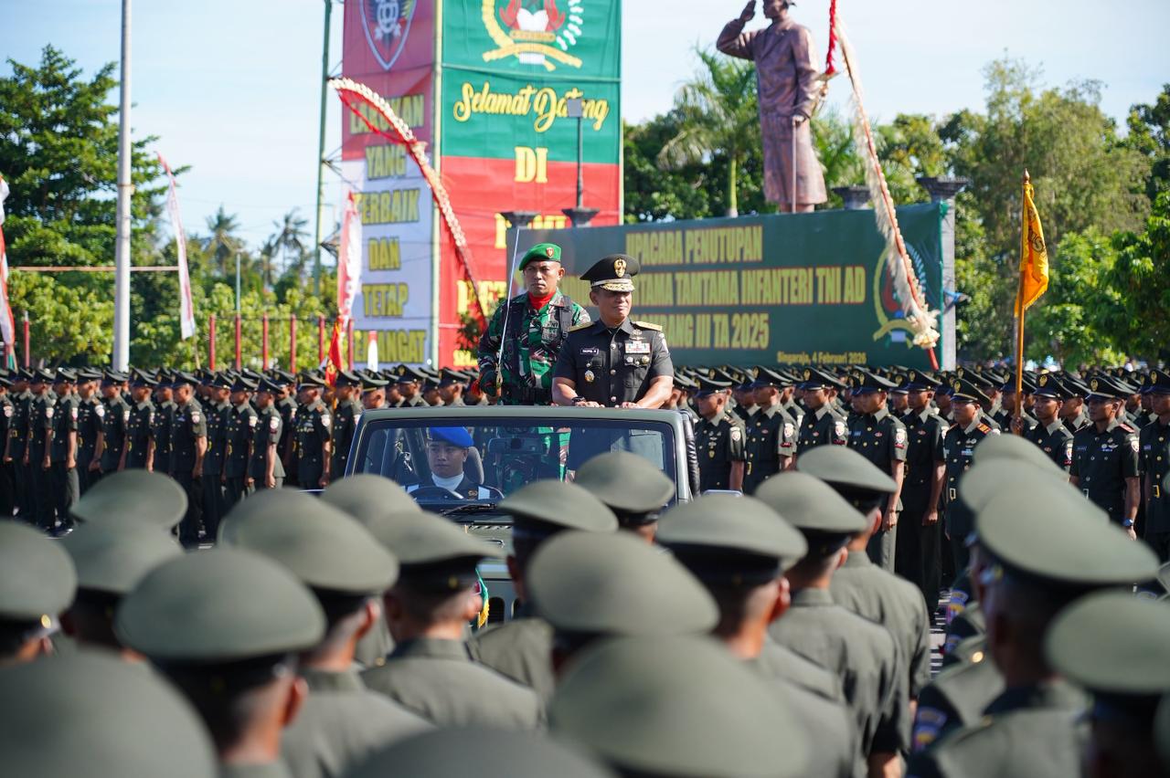 RESMI JADI PRAJURIT: Kasdam IX/Udayana Brigjen TNI Taufiq Hanafi saat menghadiri upacara pelantikan prajurit tamtama infanteri TNI Angkatan Darat di Secata Rindam IX/Udayana, Buleleng.