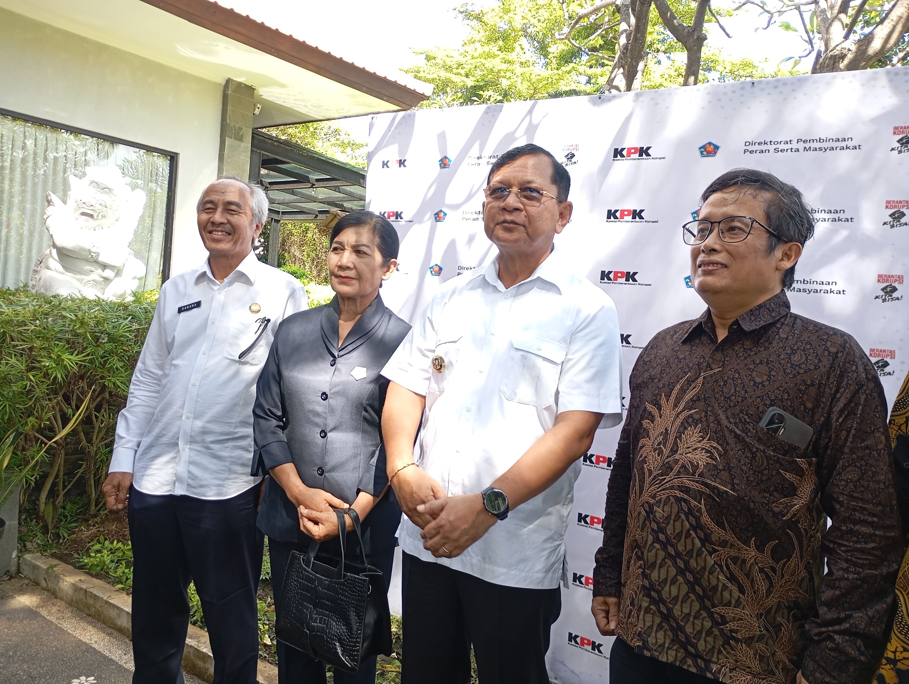 BIMBINGAN TEKNIS: Bupati Buleleng, Nyoman Sutjidra (dua dari kanan) bersama Plh. Direktur Pembinaan Peran Serta Masyarakat KPK RI, Johnson Ridwan Ginting (kanan).