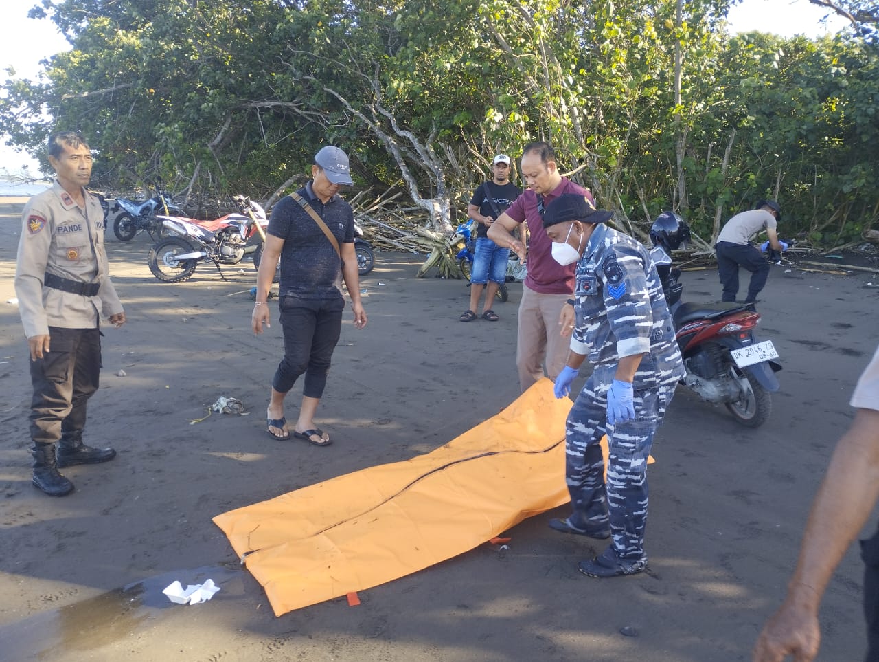 EVAKUASI: Personel TNI AL bersama aparat kepolisian mengevakuasi jenazah yang diduga korban KMP Tunu Pratama Jaya.