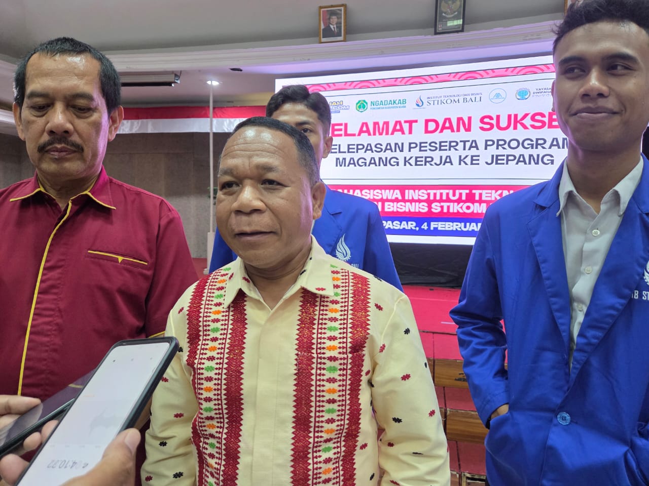MAGANG: Bupati Ngada, Raymundus Bena saat melepas mahasiswa asal Ngada, NTT, yang akan magang ke Jepang.