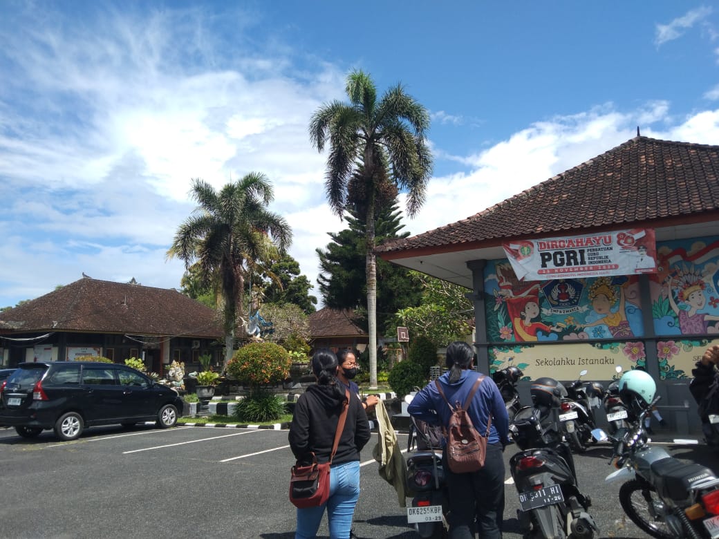 JEMPUT SISWA: Suasana di SMPN 2 Marga, Tabanan. Belasan siswa sempat mengalami kerauhan.