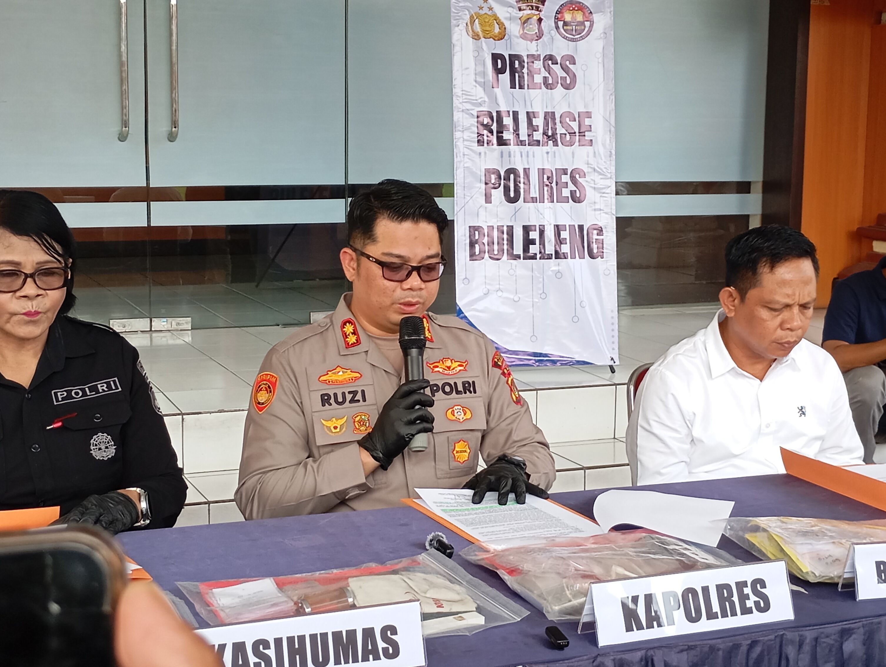 UNGKAP KASUS: Kapolres Buleleng, AKBP Ruzi Gusman (tengah) mengungkap kasus narkoba di Buleleng.