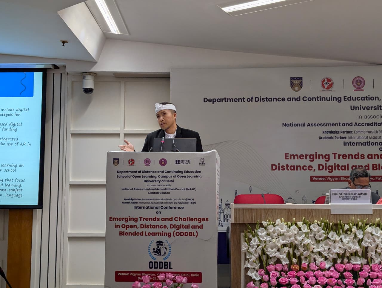 PAPARKAN KARYA ILMIAH: Akademisi Institut Mpu Kuturan, Bagus Andi Purnomo saat memaparkan hasil karya ilmiah dalam konferensi internasional di Delhi University, India.