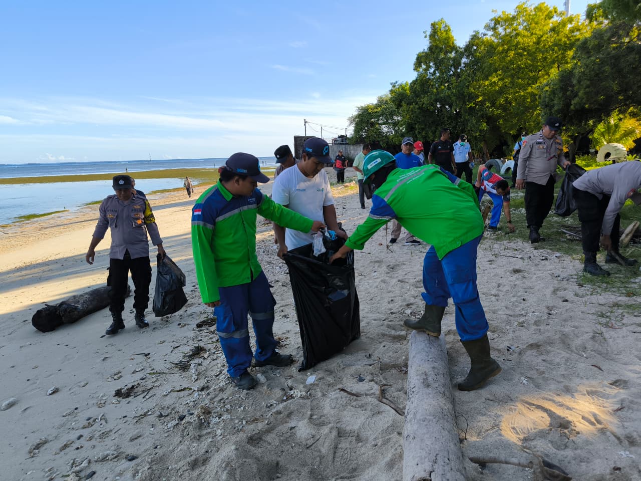 BERSIHKAN PANTAI: BUMN dan aparatur pemerintahan di wilayah Celukan Bawang melakukan aksi pembersihan pantai.