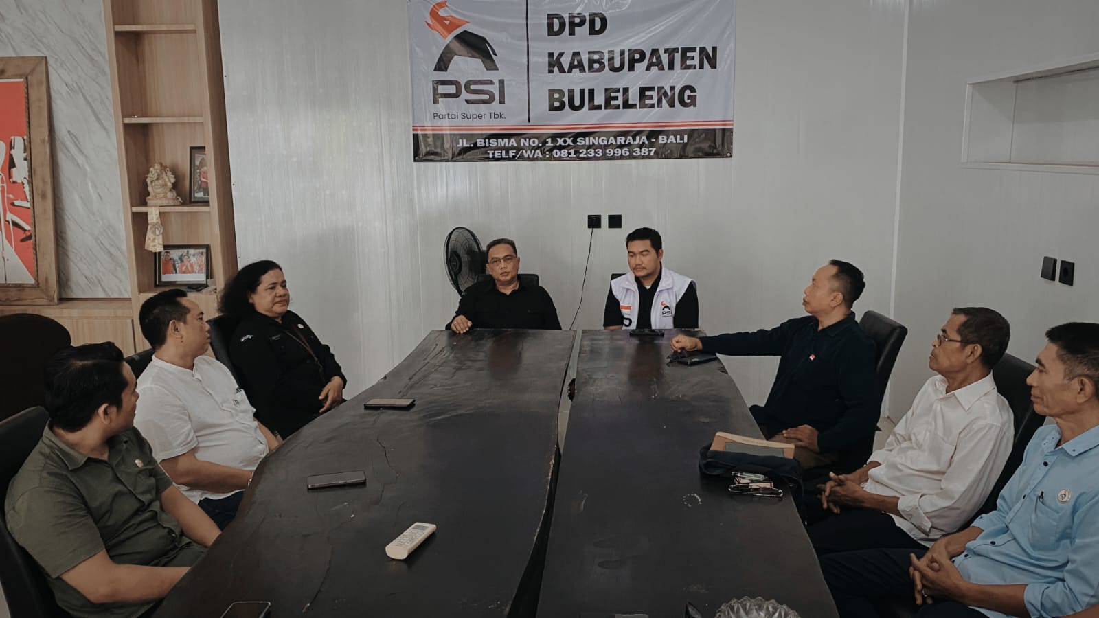 DATANGI PSI: Rombongan KPU Buleleng mendatangi sekretariat PSI Buleleng.
