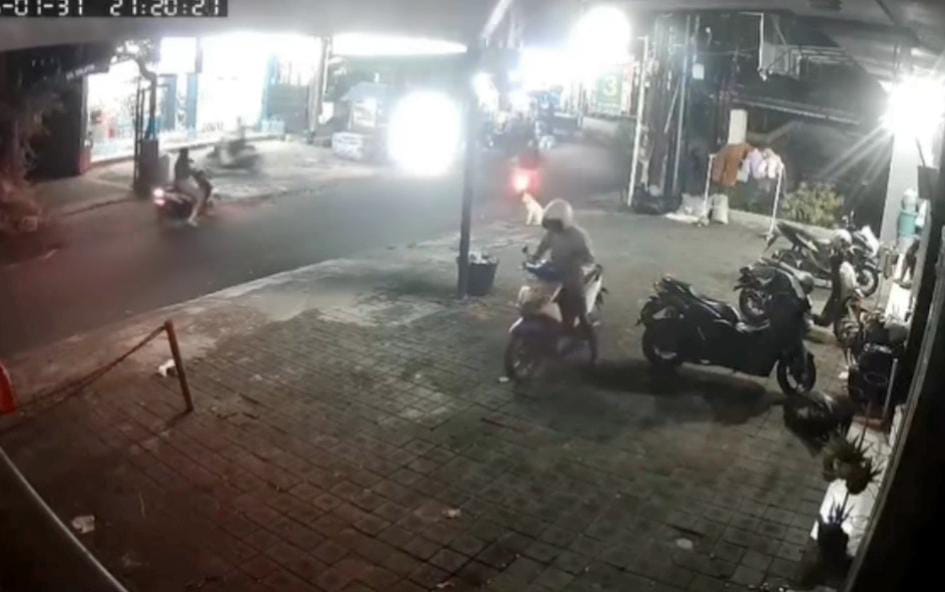 CURI MOTOR: Aksi maling yang mencuri sepeda motor di Jalan Tukad Petanu, Denpasar.