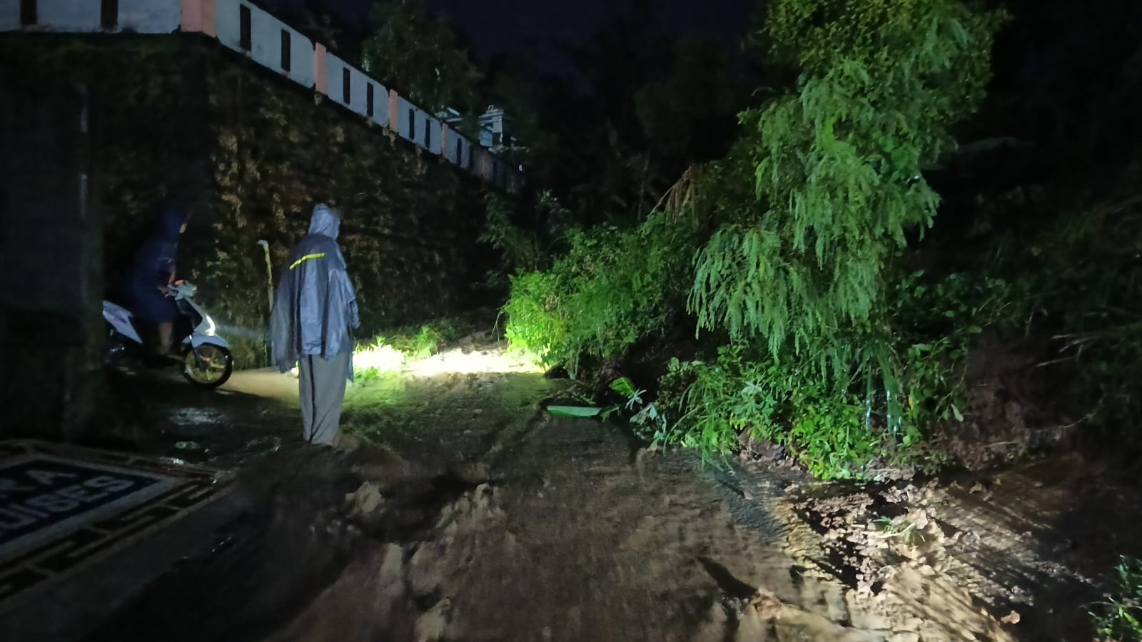 TERTIMBUN LONGSOR: Akses jalan menuju pemukiman warga di Desa Padangbulia tertimbun material longsor.