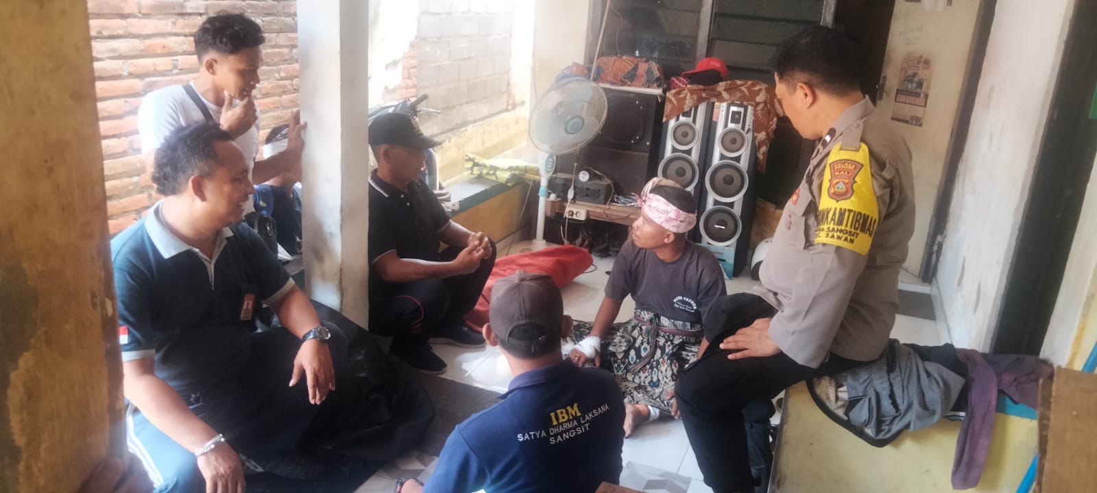 TEMUI PELAKU: Polisi dan aparat desa mendatangi rumah pria yang diduga melakukan perusakan ogoh-ogoh di Desa Sangsit.