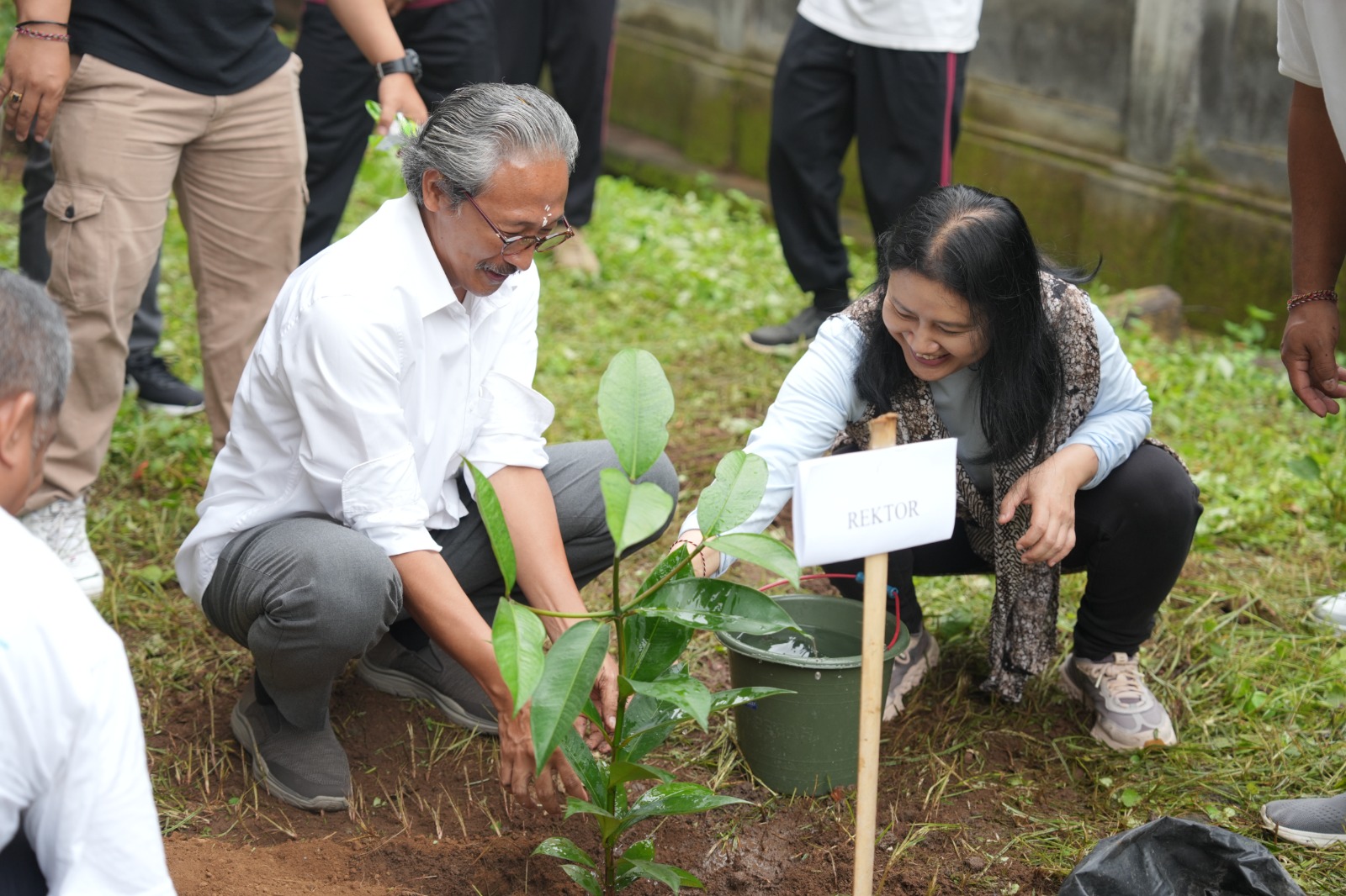 TANAM POHON: Rektor Institut Mpu Kuturan, Prof. I Gede Suwindia (kiri) menanam pohon di areal kampus.