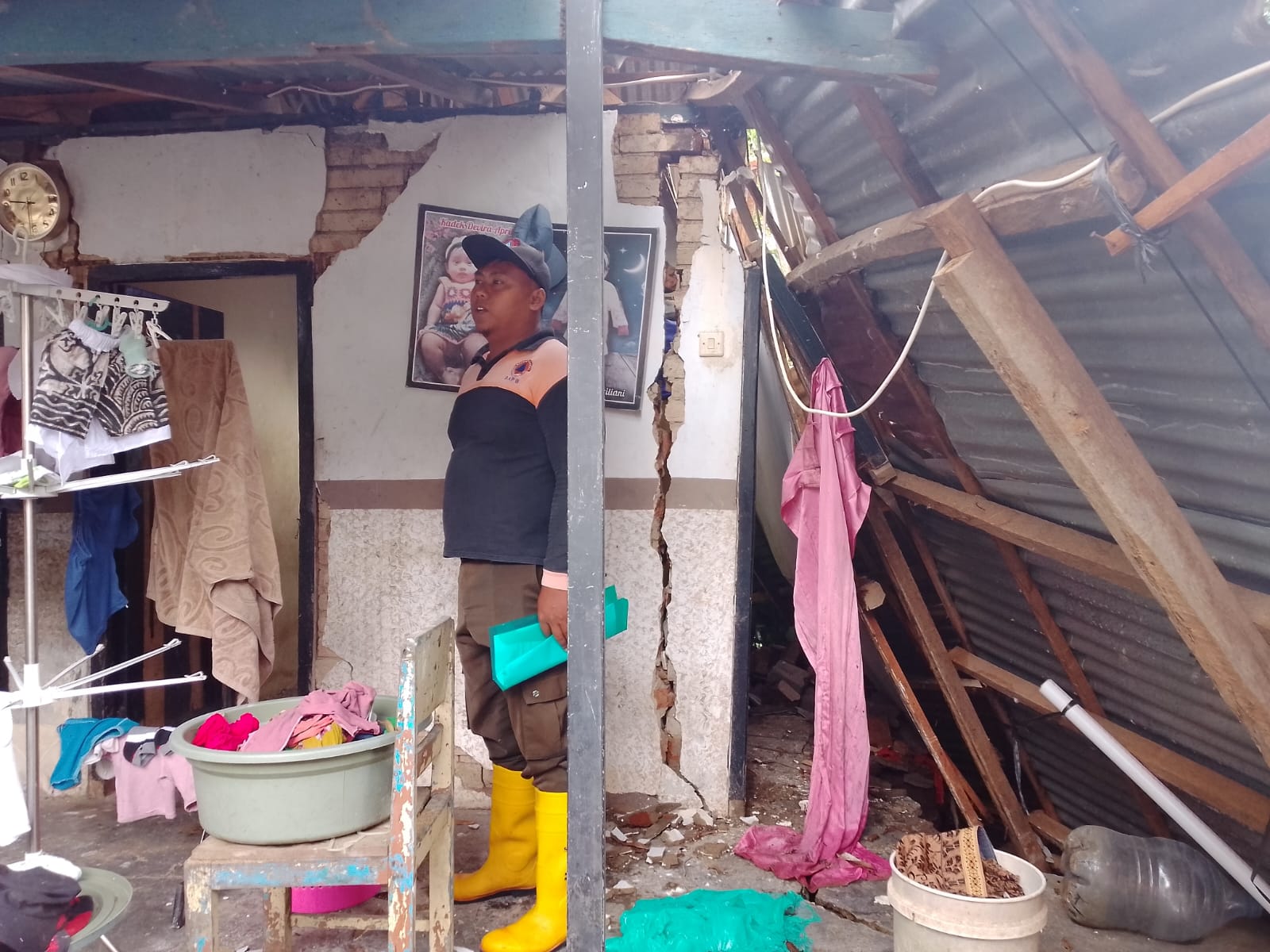 RUSAK PARAH: Rumah warga di Desa Sudaji, Buleleng, rusak parah karena diterjang longsor.