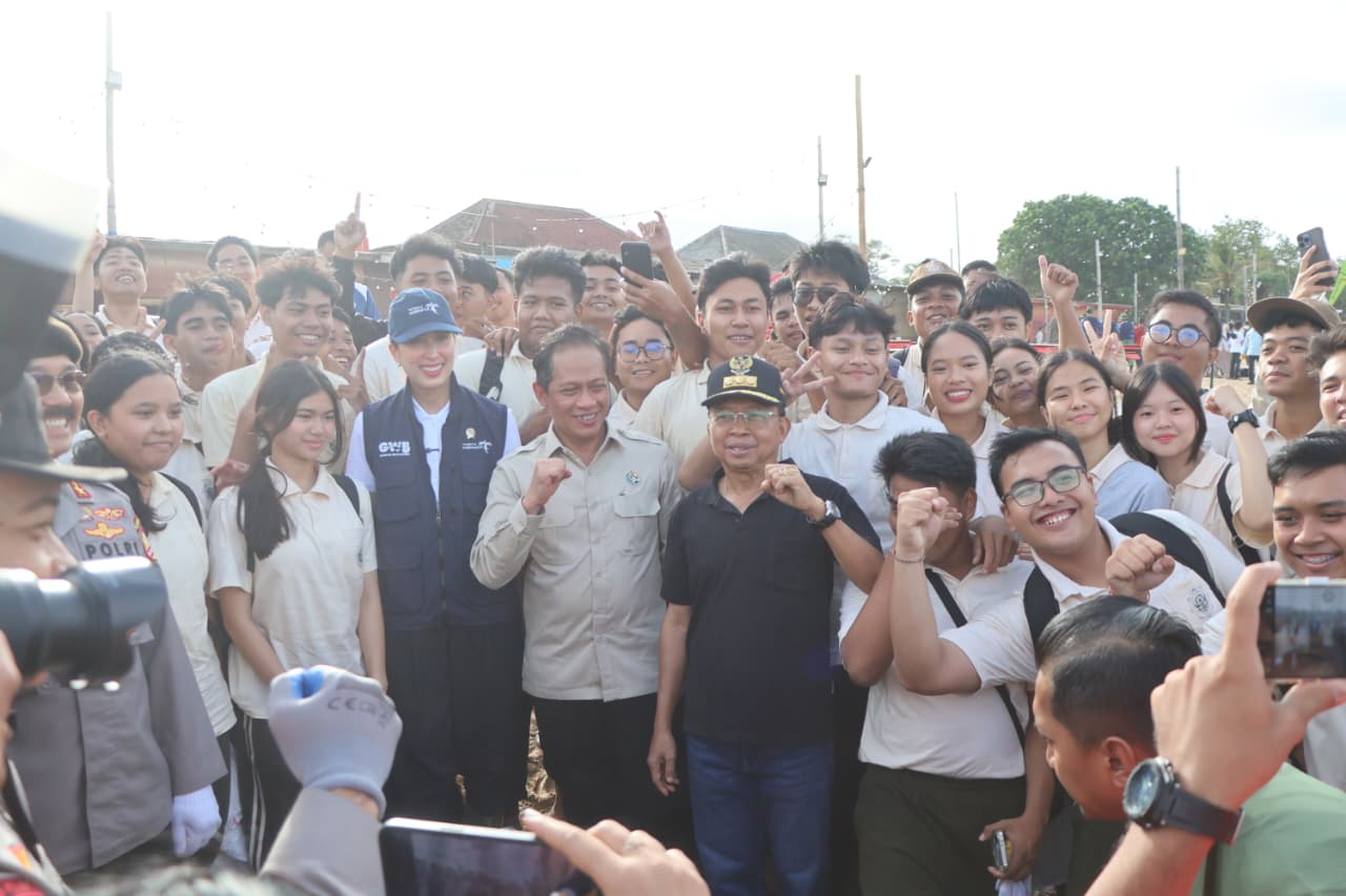 BERSIHKAN SAMPAH: Menteri Pariwisata, Widiyanti Putri Wardhana (rompi biru), Menteri Lingkungan Hidup, Hanif Faisol (baju krem), dan Gubernur Bali, Wayan Koster (baju hitam) saat pembersihan sampah.
