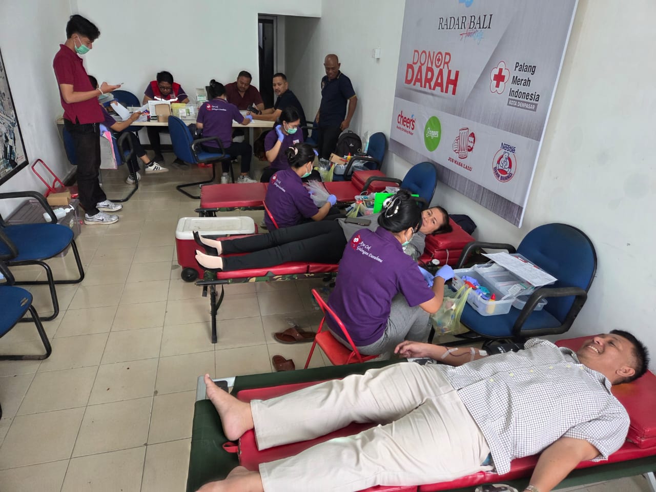 DONOR DARAH: Aksi donor darah di Kantor Jawa Pos Radar Bali serangkaian HUT ke-25.