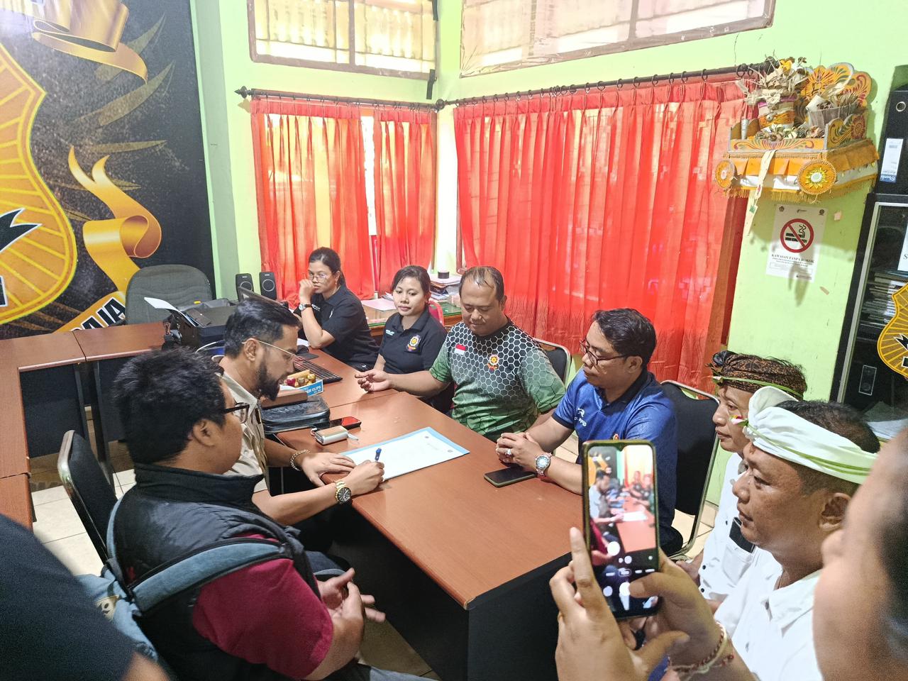 KLARIFIKASI: Pol PP Buleleng meminta klarifikasi kepada pemilik glamping di Desa Pancasari.