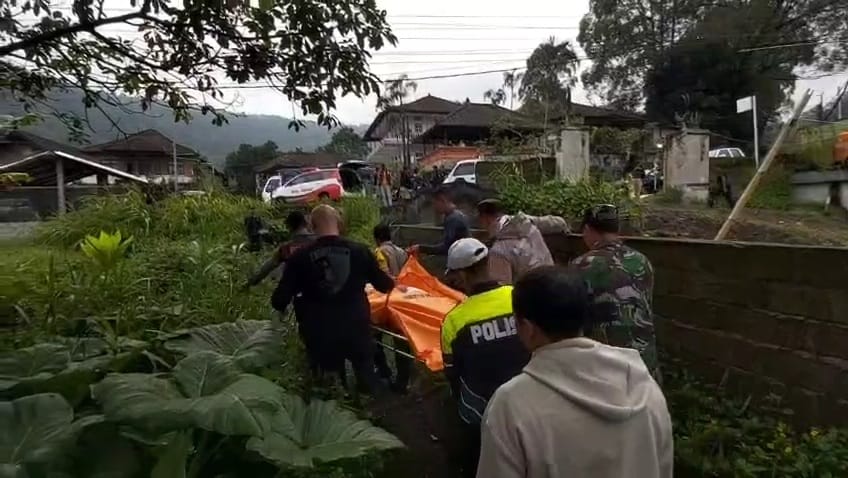 EVAKUASI: Aparat kepolisian bersama warga mengevakuasi pemancing yang meninggal akibat tersambar petir di kawasan Danau Batur, Kintamani, Bali.
