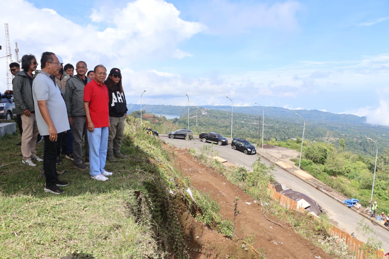 SIDAK: Gubernur Bali, Wayan Koster (baju merah) saat melakukan sidak ke kawasan Turyapada Tower di Desa Pegayaman.
