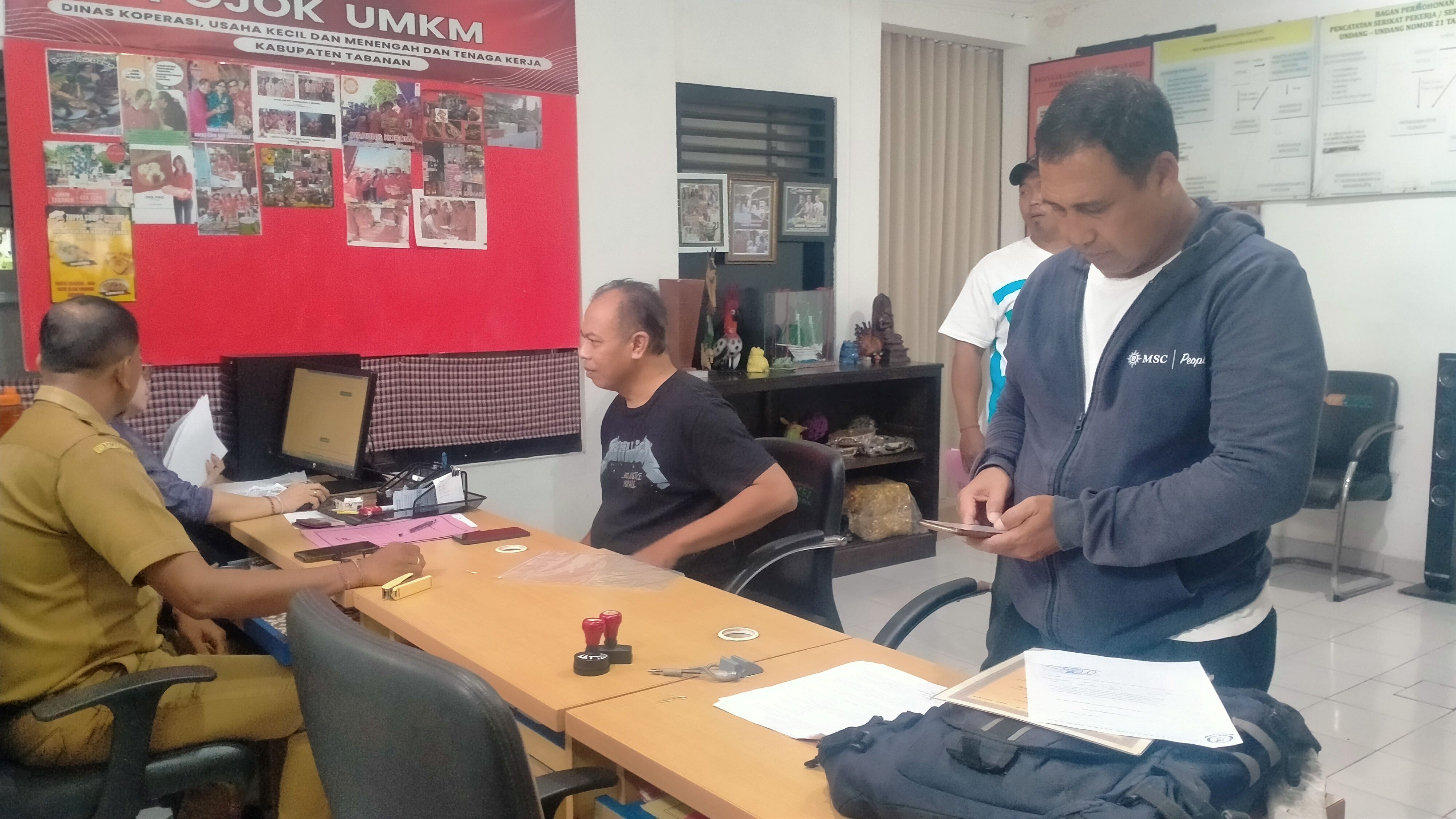 URUS DOKUMEN: Calon pekerja migran mengurus dokumen di Dinas Koperasi UMKM dan Tenaga Kerja Tabanan. Minat warga bekerja ke luar negeri tinggi.