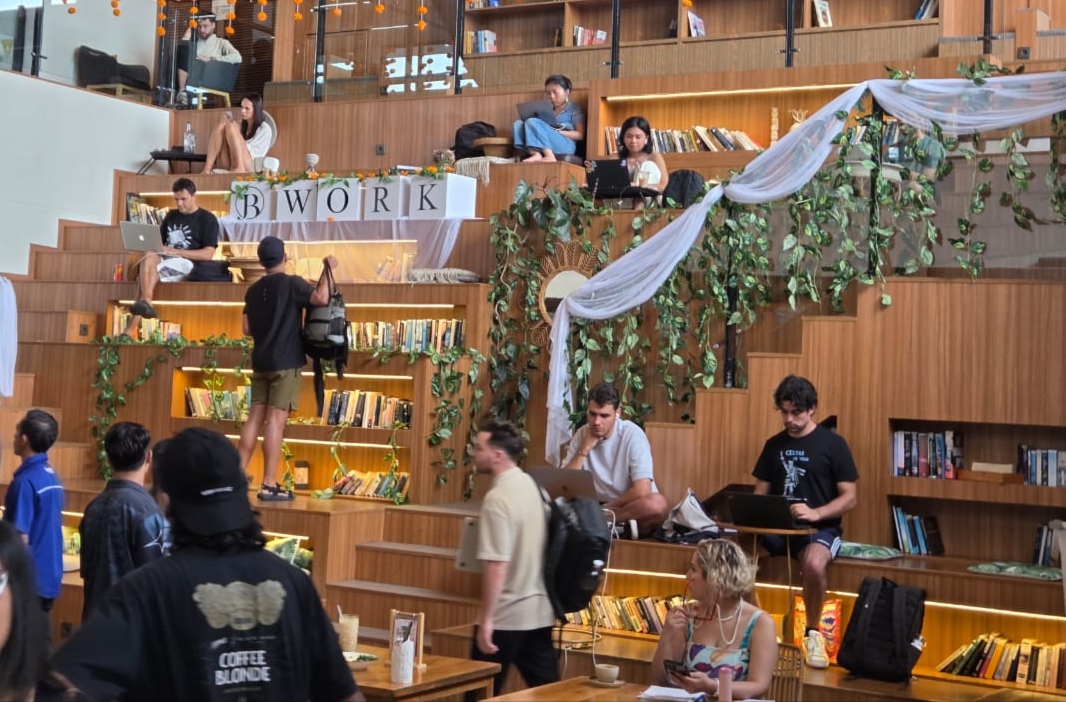 RAMAI: Suasana di BWork Bali, salah satu coworking space yang ada di Canggu.