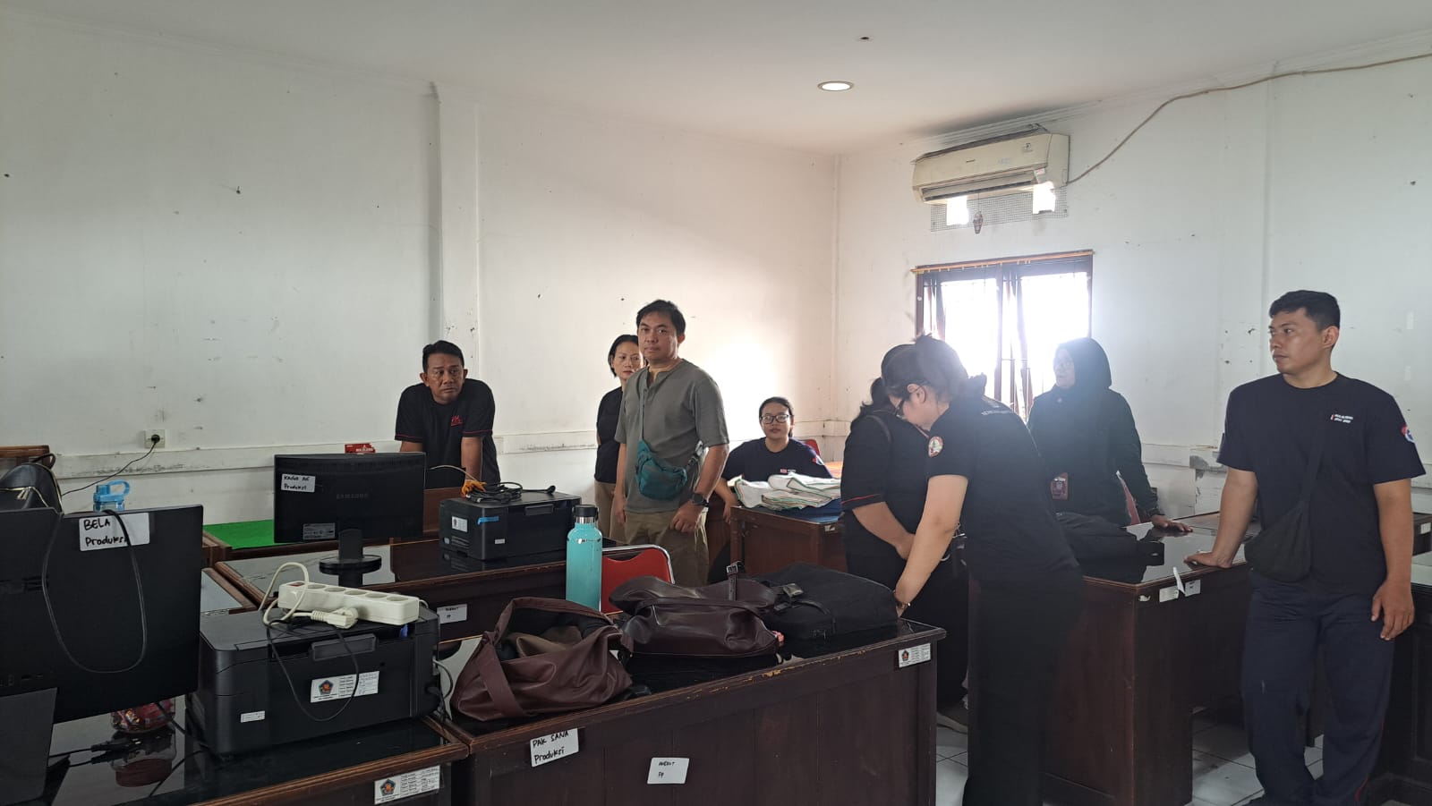 ATUR RUANGAN: Staf di Dinas Pertanian Ketahanan Pangan dan Perikanan Buleleng menata ruang kerja pasca penggabungan OPD.