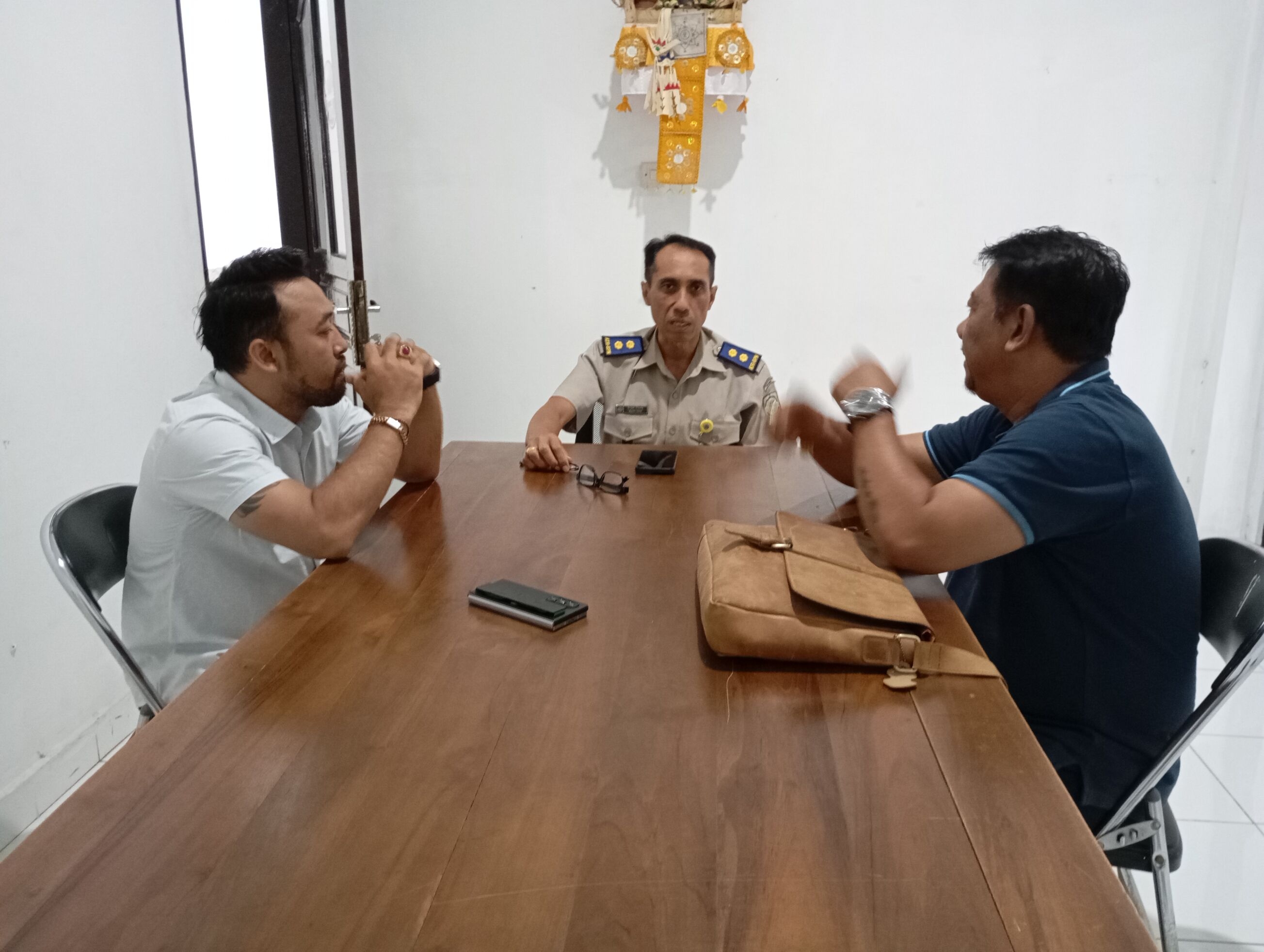 JANGAN MEMBANGKANG: Penasehat Hukum Warga Batu Ampar, I Kadek Angga Satya Pardi Dinata (kiri) dan I Made Arjaya (kanan) menemui Kasi Pengendalian&Penanganan Sengketa Kantah Buleleng, I Made Ambarajaya