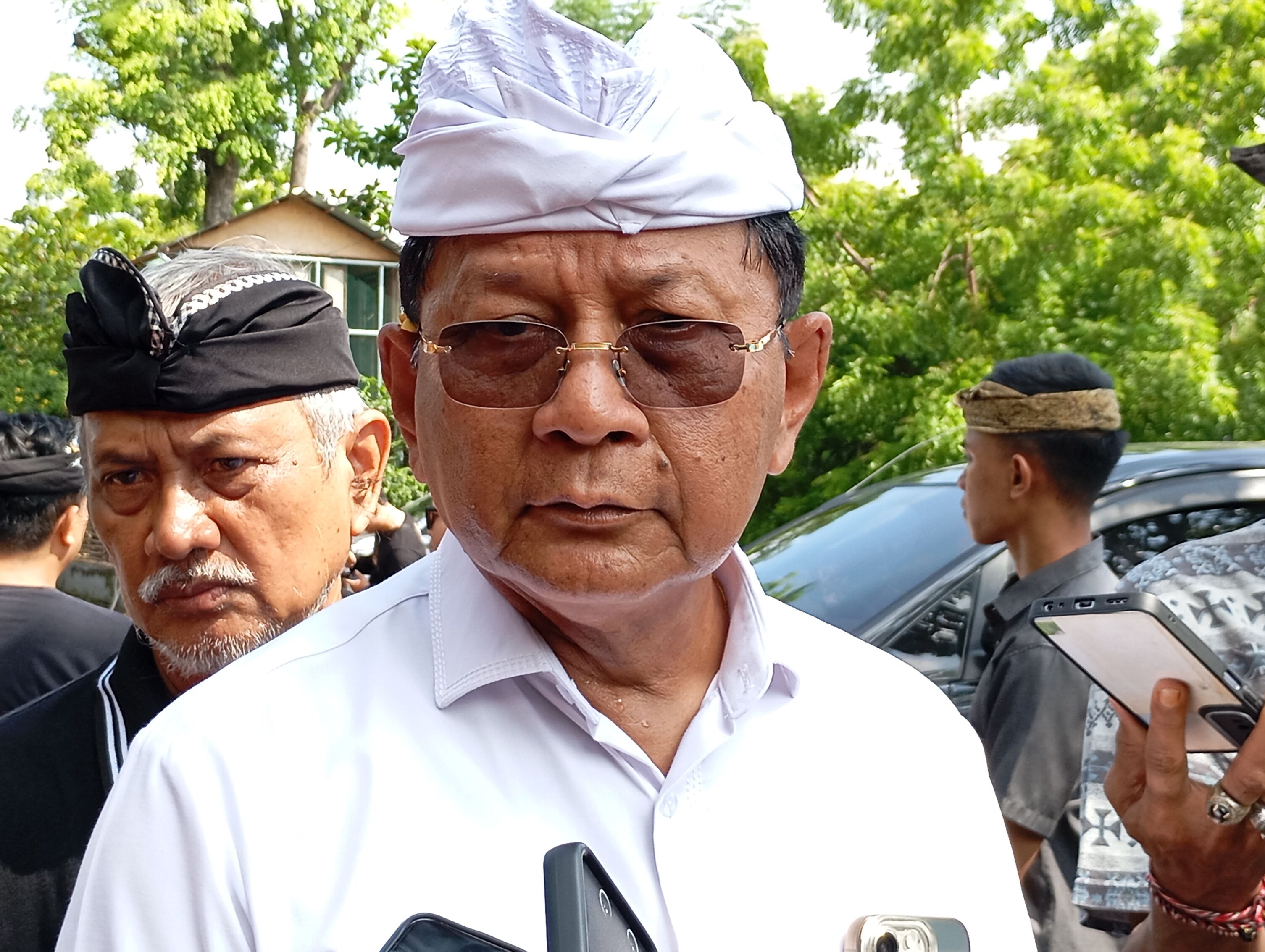 BICARA RUMAH SAKIT: Bupati Buleleng, I Nyoman Sutjidra.