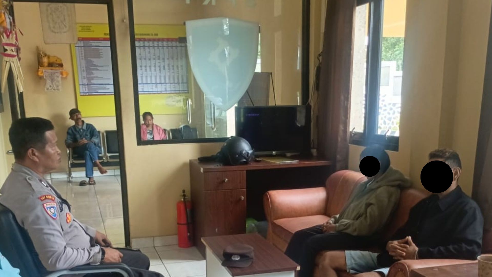 SEMPAT HILANG: Polisi menemui Putu AA dan keluarganya. Putu AA yang pelajar asal Kecamatan Busungbiu, sempat dilaporkan hilang.
