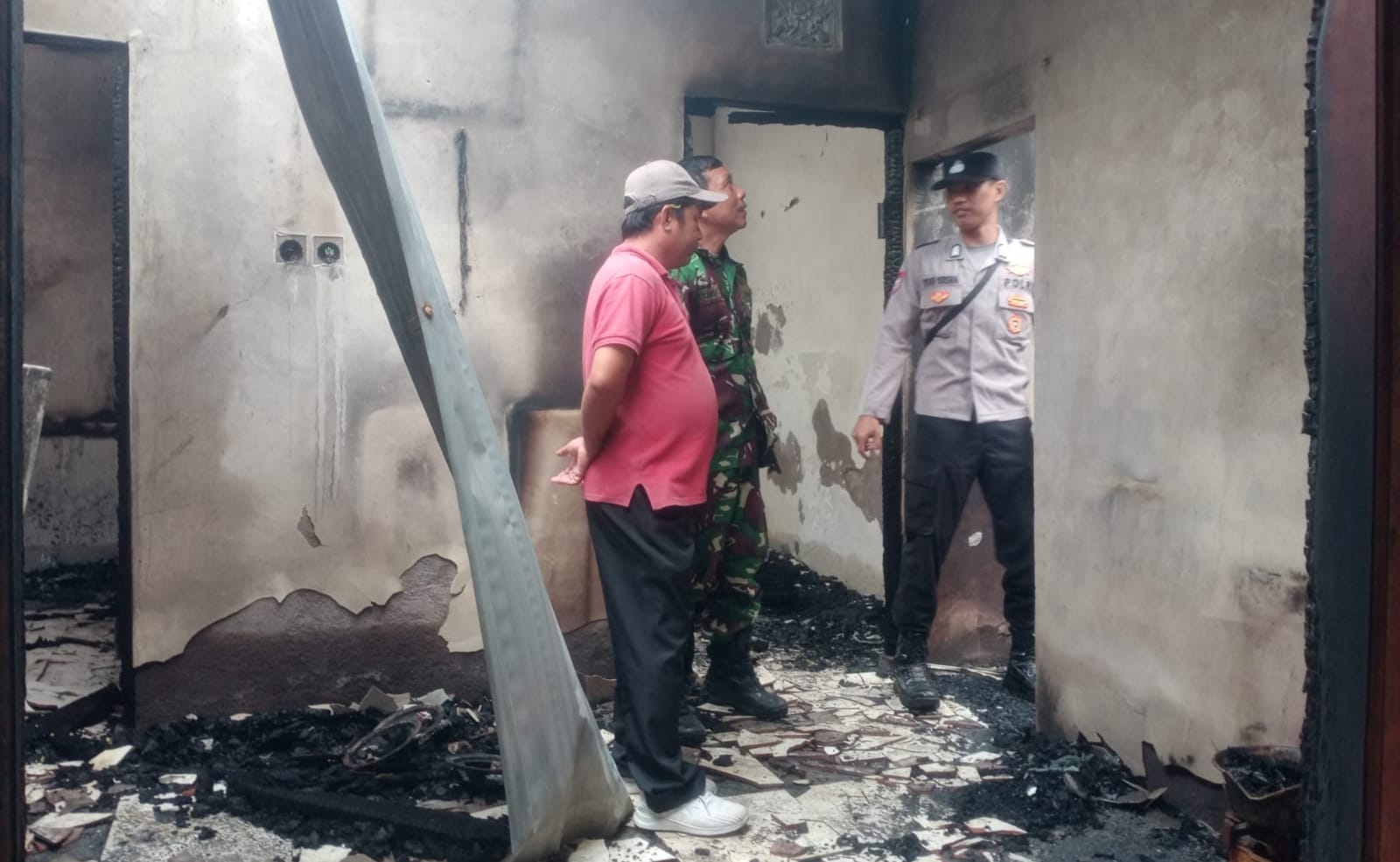 HANGUS: Aparat TNI dan kepolisian mendatangi rumah warga di Kecamatan Busungbiu yang hangus terbakar.