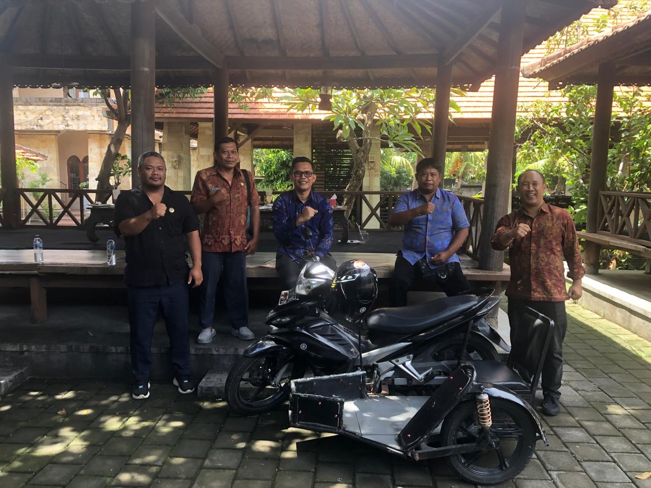BAHAS PEMILU: Komisioner Bawaslu Buleleng bertemu dengan pengurus PPDI Buleleng untuk mewujudkan Pemilu yang inklusif.