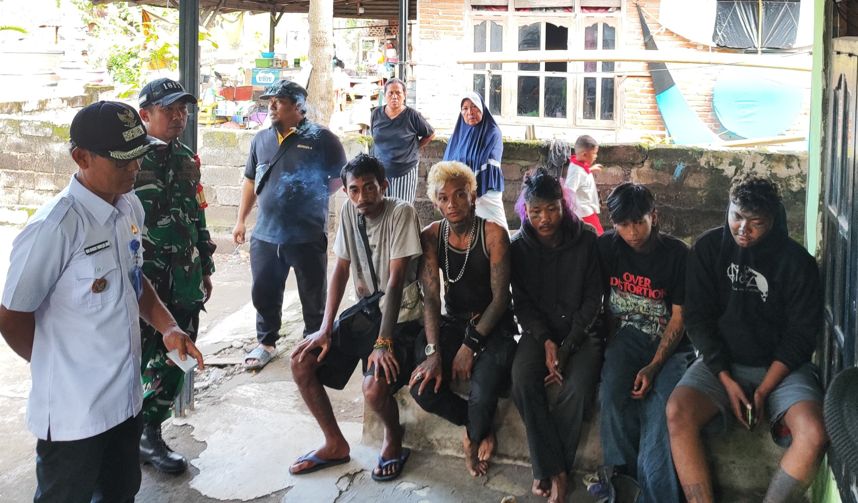 ANAK PUNK: Aparat di Kelurahan Gilimanuk mengamankan lima orang anak punk yang masuk ke Bali tanpa bekal.