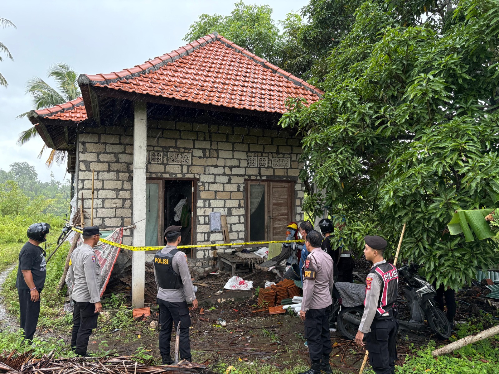 DATANGI TKP: Polisi mendatangi TKP penemuan jenazah pensiunan dosen di Desa Sakti, Kecamatan Nusa Penida, Bali.