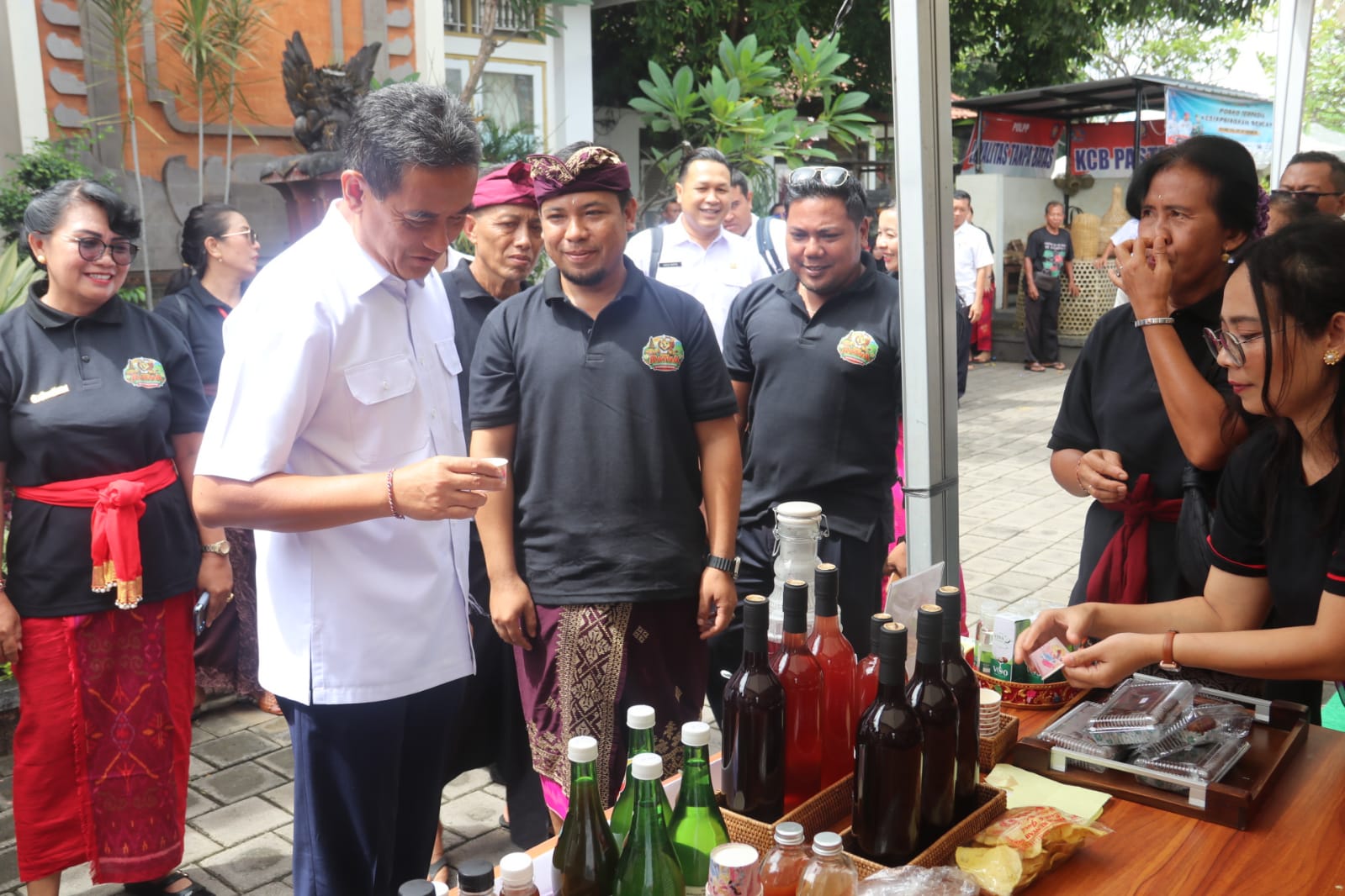 UMKM: Wakil Bupati Buleleng. Gede Supriatna saat melakukan kunjungan ke UMKM di Kecamatan Banjar.