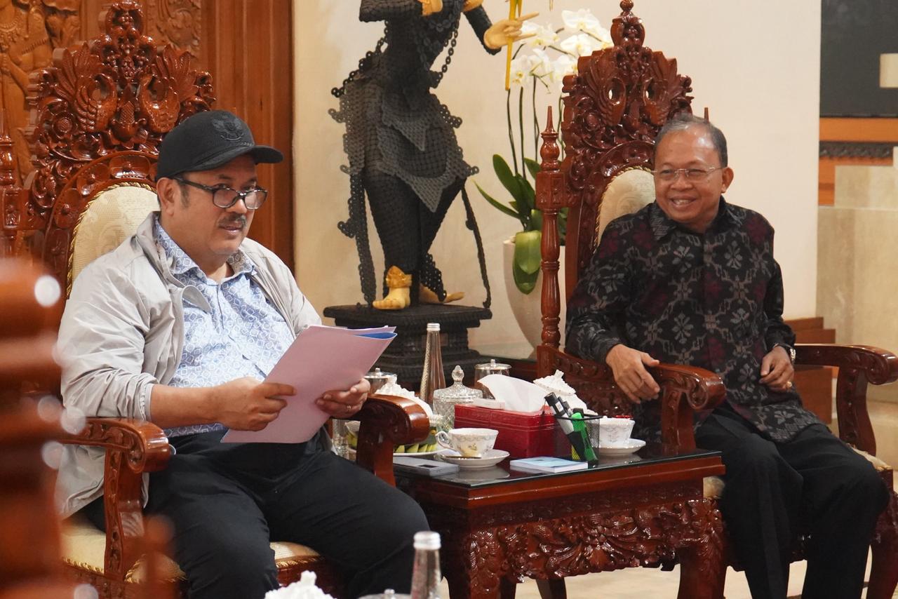 BAHAS BANDARA: Menteri Bappenas, Rachmat Pambudy (kiri) bertemu dengan Gubernur Bali, Wayan Koster (kanan). Salah satu agenda yang dibicarakan adalah bandara baru.