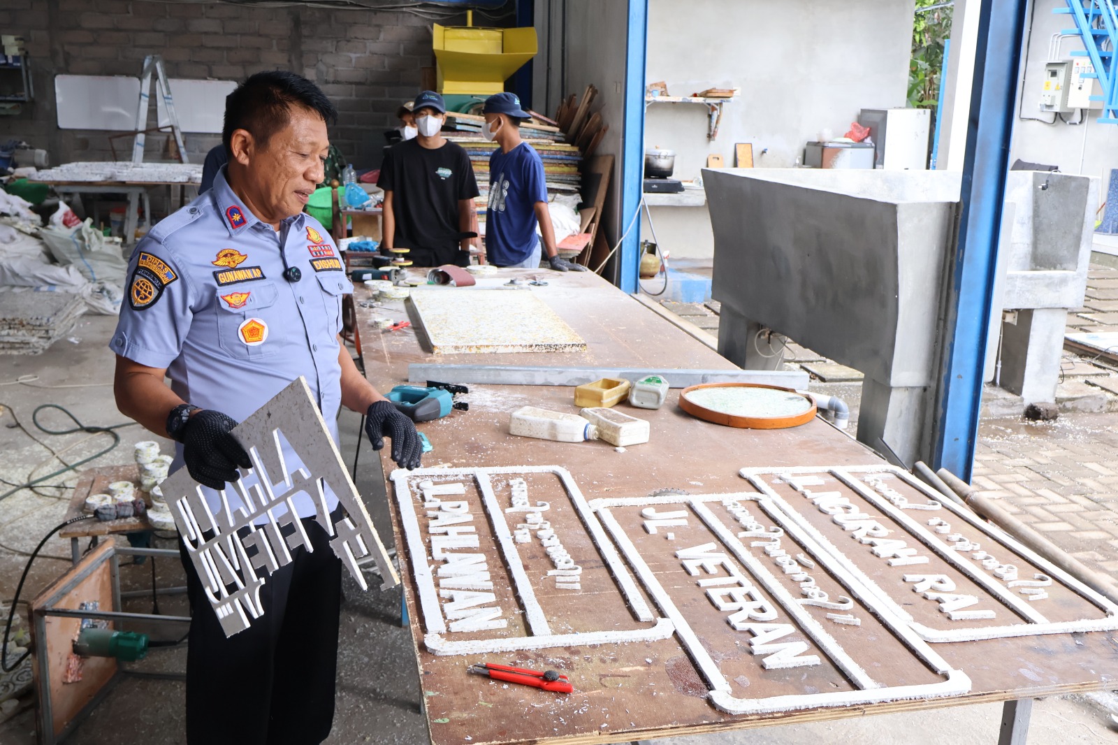 DAUR ULANG: Proses pembuatan papan nama jalan berbahan dasar plastik daur ulang.