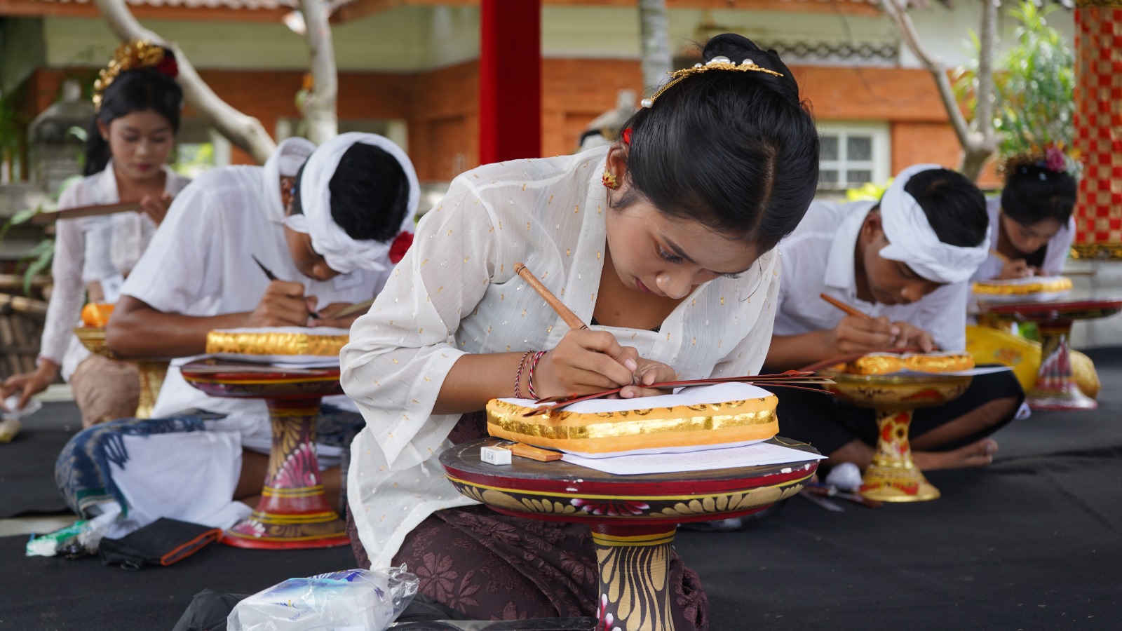 NYURAT AKSARA: Suasana perlombaan nyurat aksara serangkaian Bulan Bahasa Bali di Buleleng. Para pemenang akan mengikuti kompetisi di tingkat provinsi.