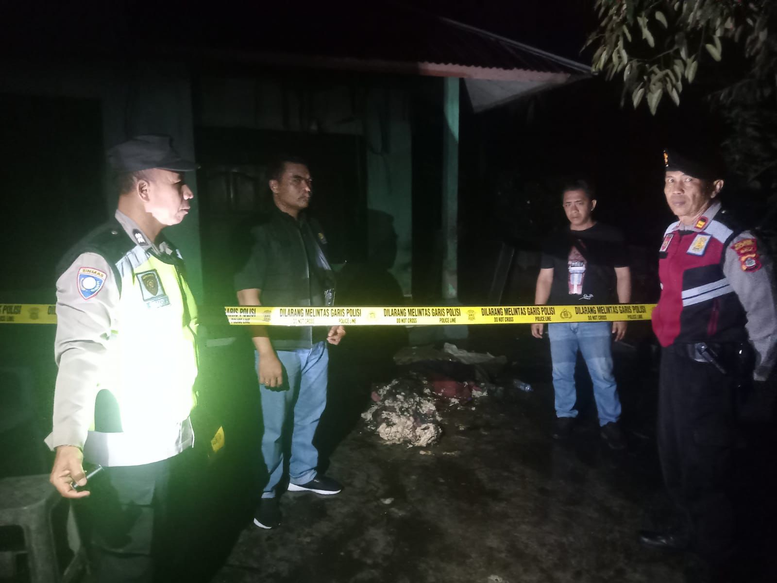 DATANGI TKP: Polisi mendatangi TKP rumah yang terbakar di Desa Alasangker, Buleleng.