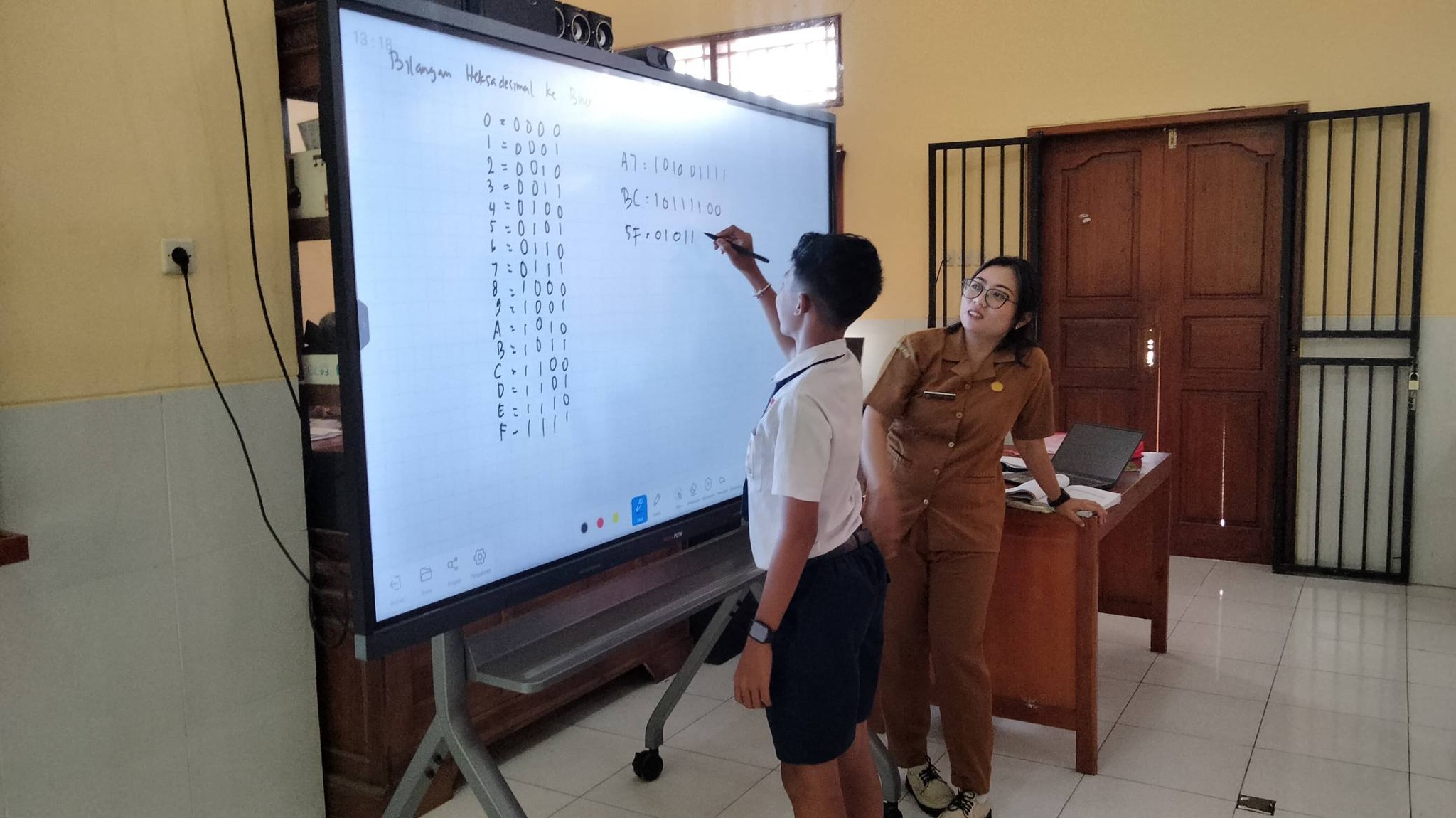 PAPAN INTERAKTIF: Pemanfaatan panel interaktif digital atau Interactive Flat Panel (IFP) di SMPN 8 Singaraja.