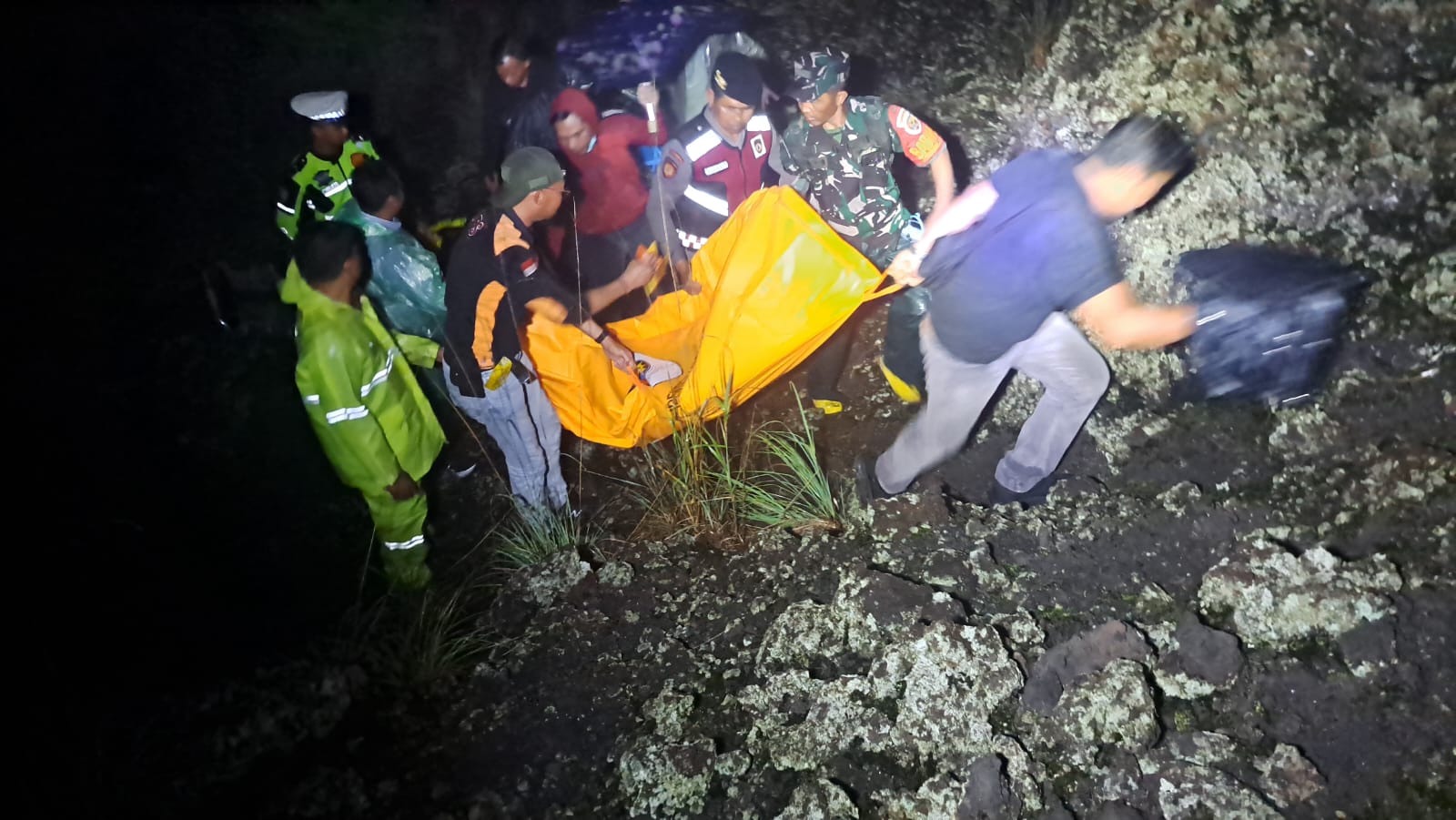 EVAKUASI: Proses evakuasi jenazah Ni Wayan Belentek, warga Kabupaten Gianyar, yang ditemukan tewas di kawasan konservasi Gunung Batur.