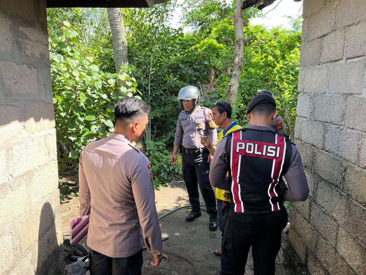 PENYELIDIKAN: Tim Polsek Nusa Penida melakukan penyelidikan aksi pencurian spare part.