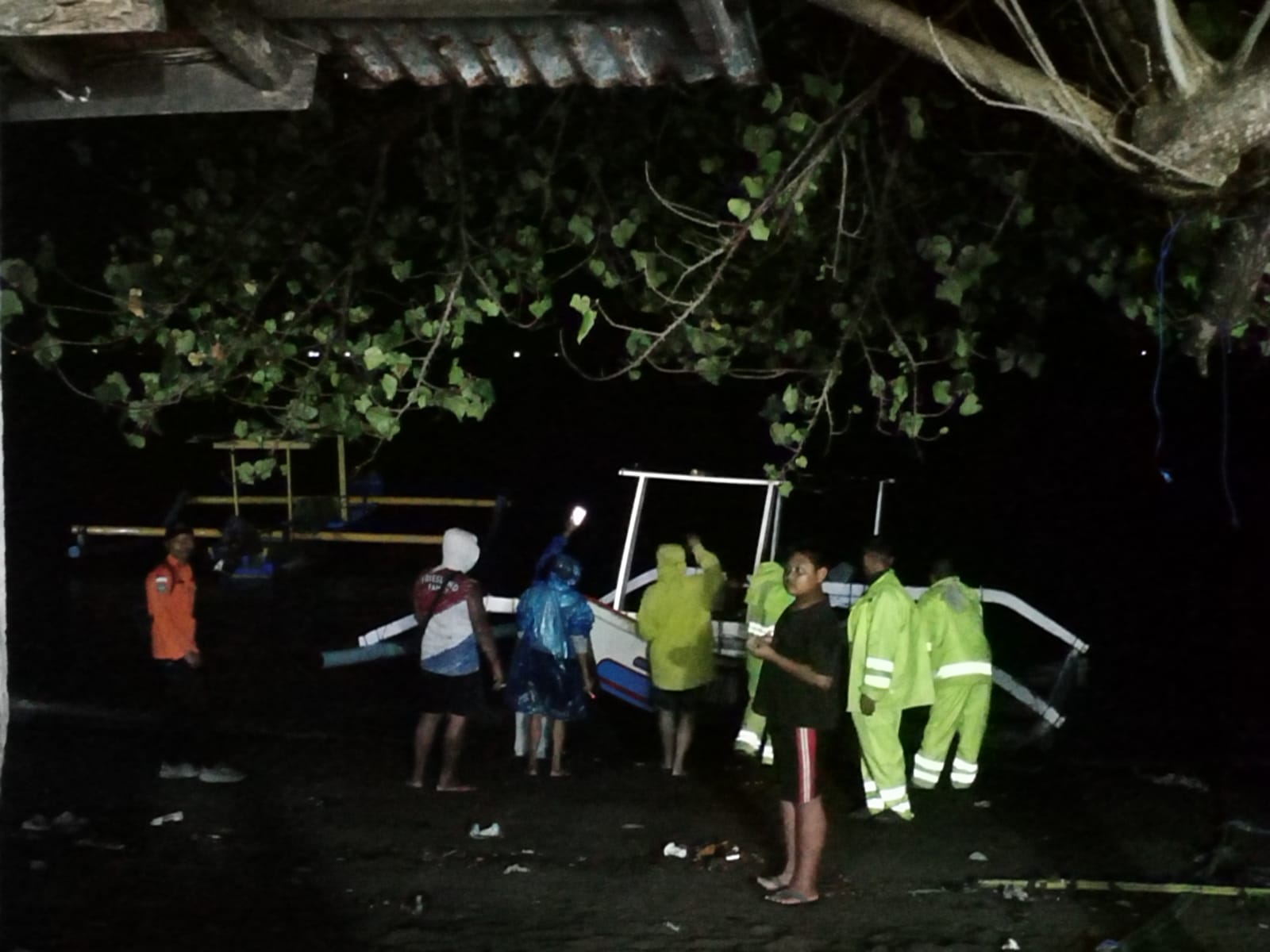 SELAMAT: Perahu milik Gede Merta, nelayan asal kawasan wisata Lovina, berhasil ditemukan di Pantai Anturan. Dia ditemukan dalam kondisi selamat setelah sempat dilaporkan hilang.
