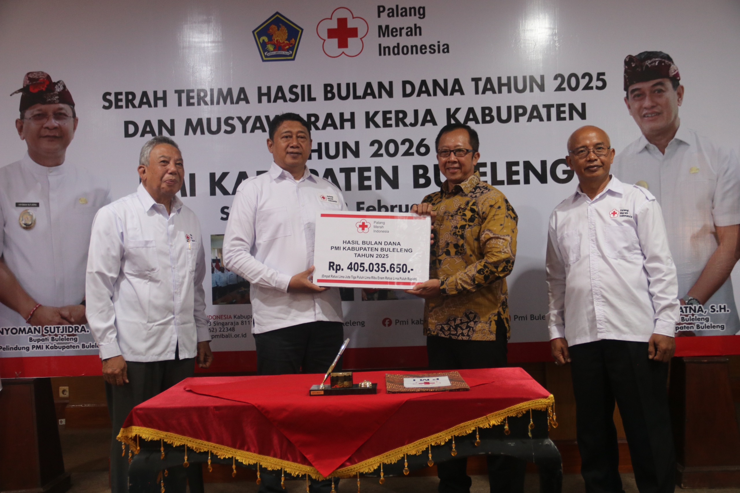 BULAN DANA: Penyerahan bulan dana PMI kepada pengurus PMI Buleleng.