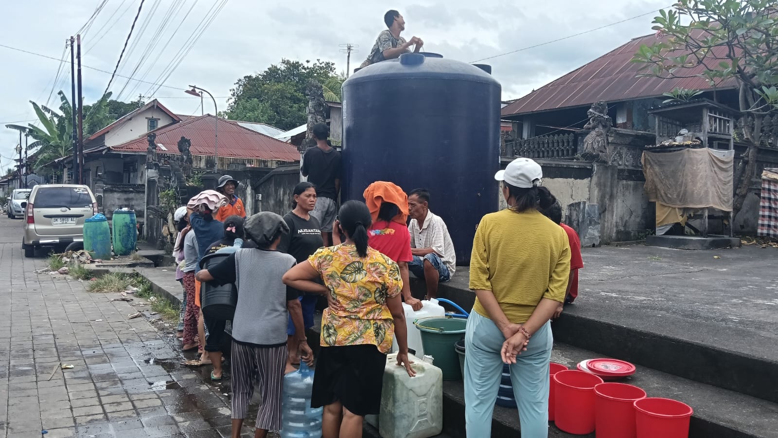 ANTRE AIR BERSIH: Warga di Desa Jagaraga, mengantre air bersih. Pipa induk yang menyalurkan air ke desa mereka rusak akibat longsor.