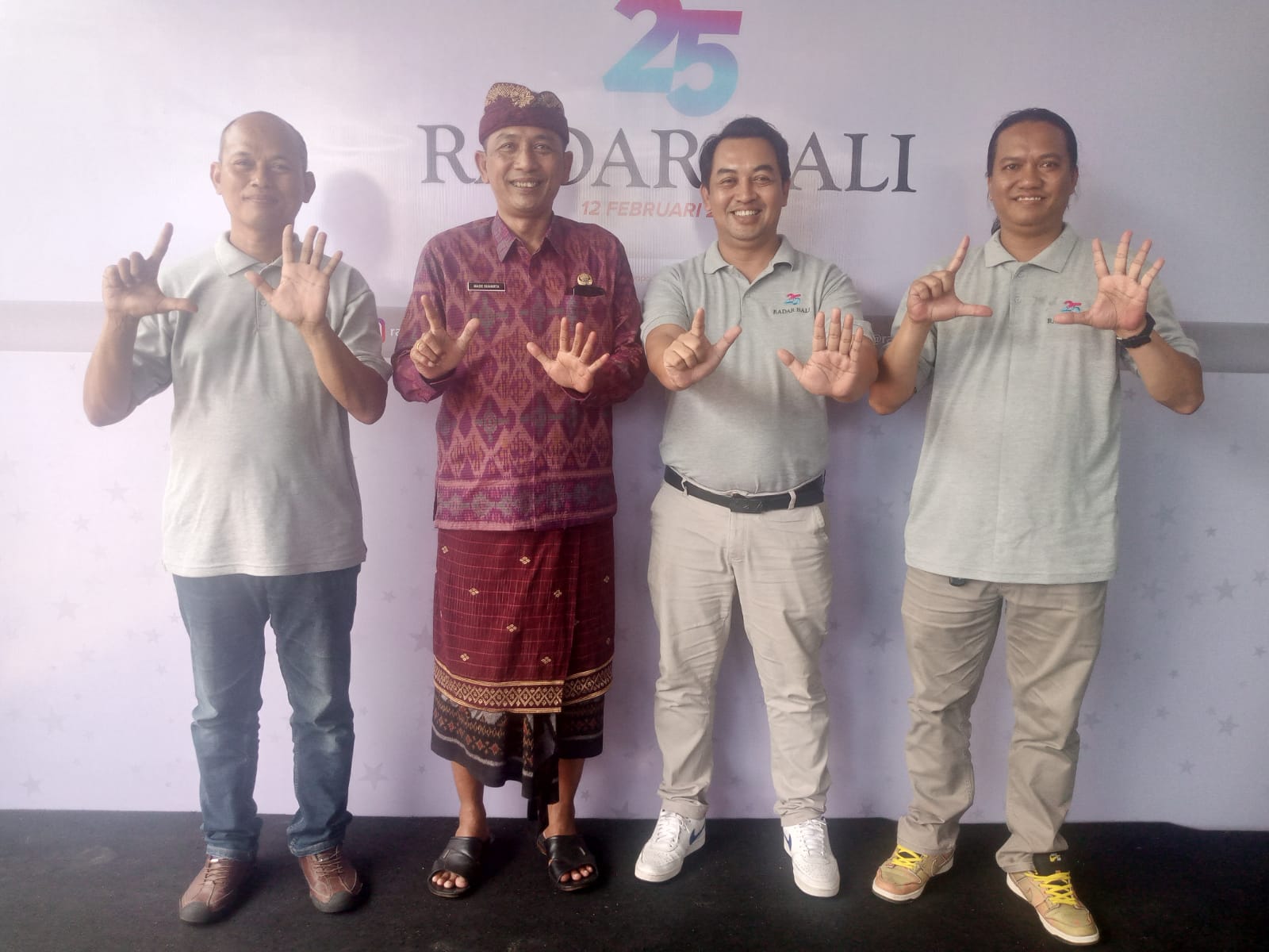 BERI APRESIASI: Kepala Dinas Kominfo Santi Buleleng, Made Suharta (dua dari kiri) saat menghadiri peringatan HUT ke-25 Jawa Pos Radar Bali di Denpasar.