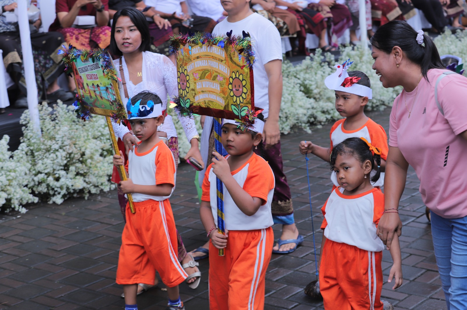 PARADE: Parade budaya siswa widyalaya di Lapangan Puputan Renon.