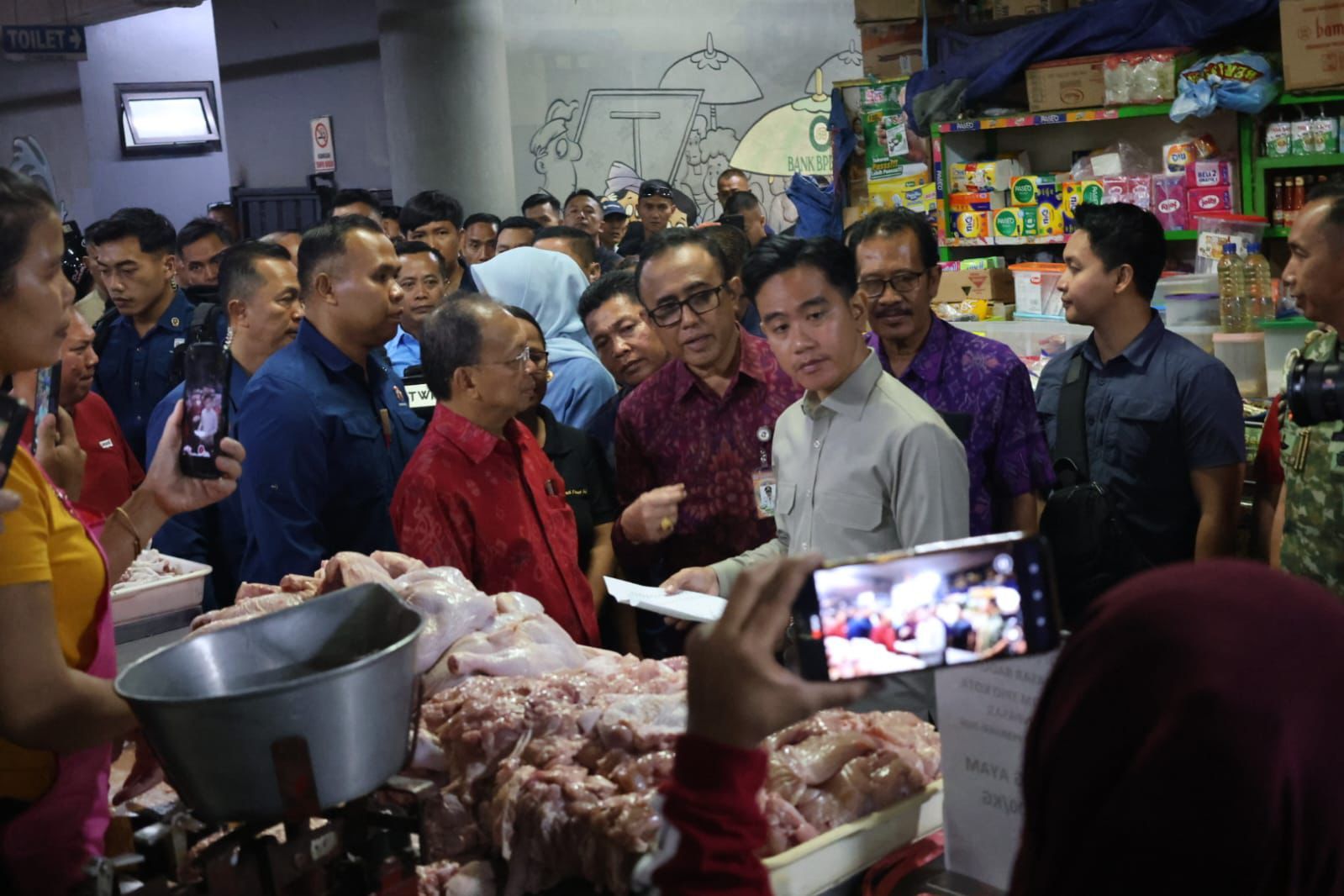CEK HARGA: Wakil Presiden RI, Gibran Rakabuming Raka saat berkunjung ke Pasar Badung, Jumat (13/2/2026).